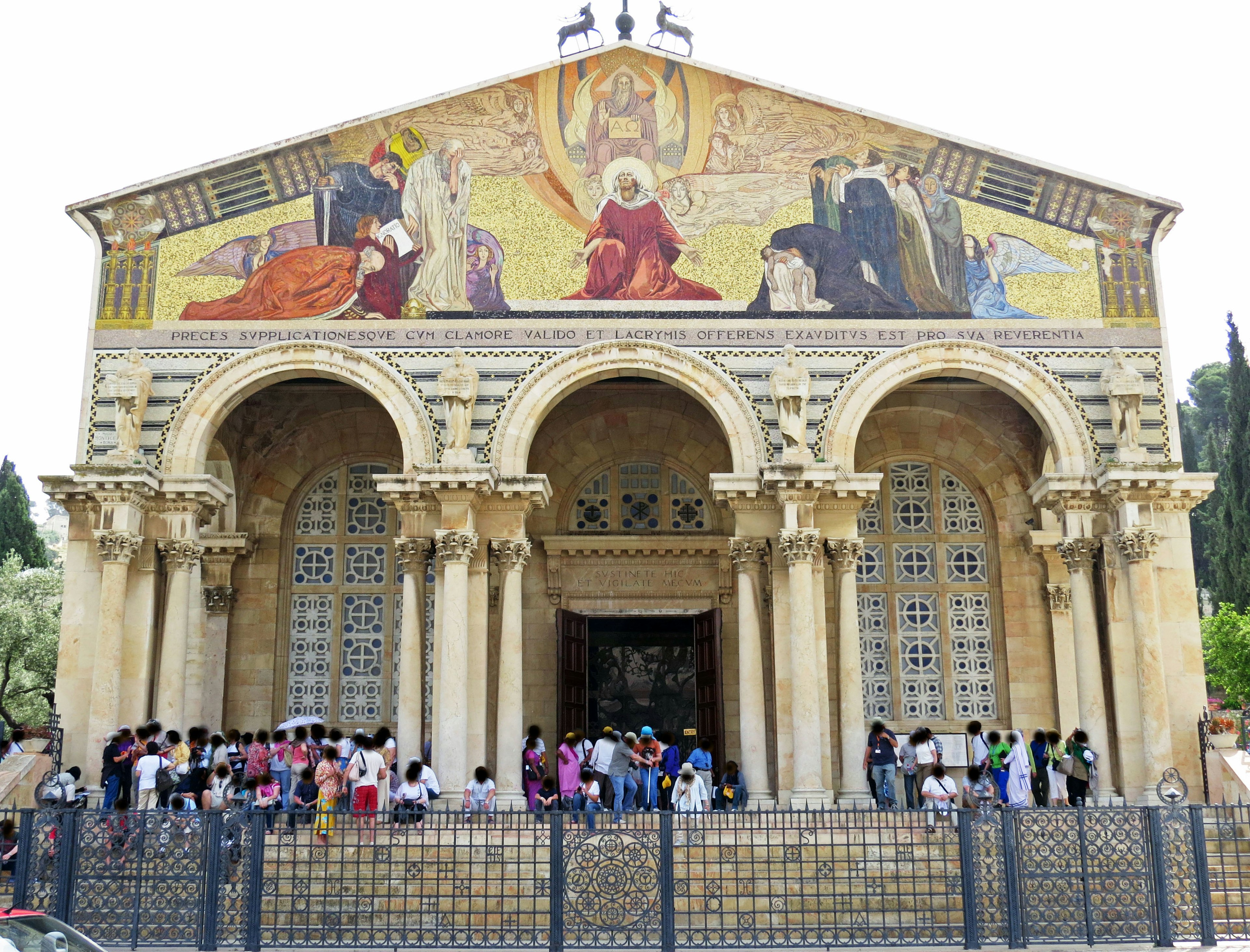 Exterior de la Iglesia de Todas las Naciones en Jerusalén con personas reunidas afuera