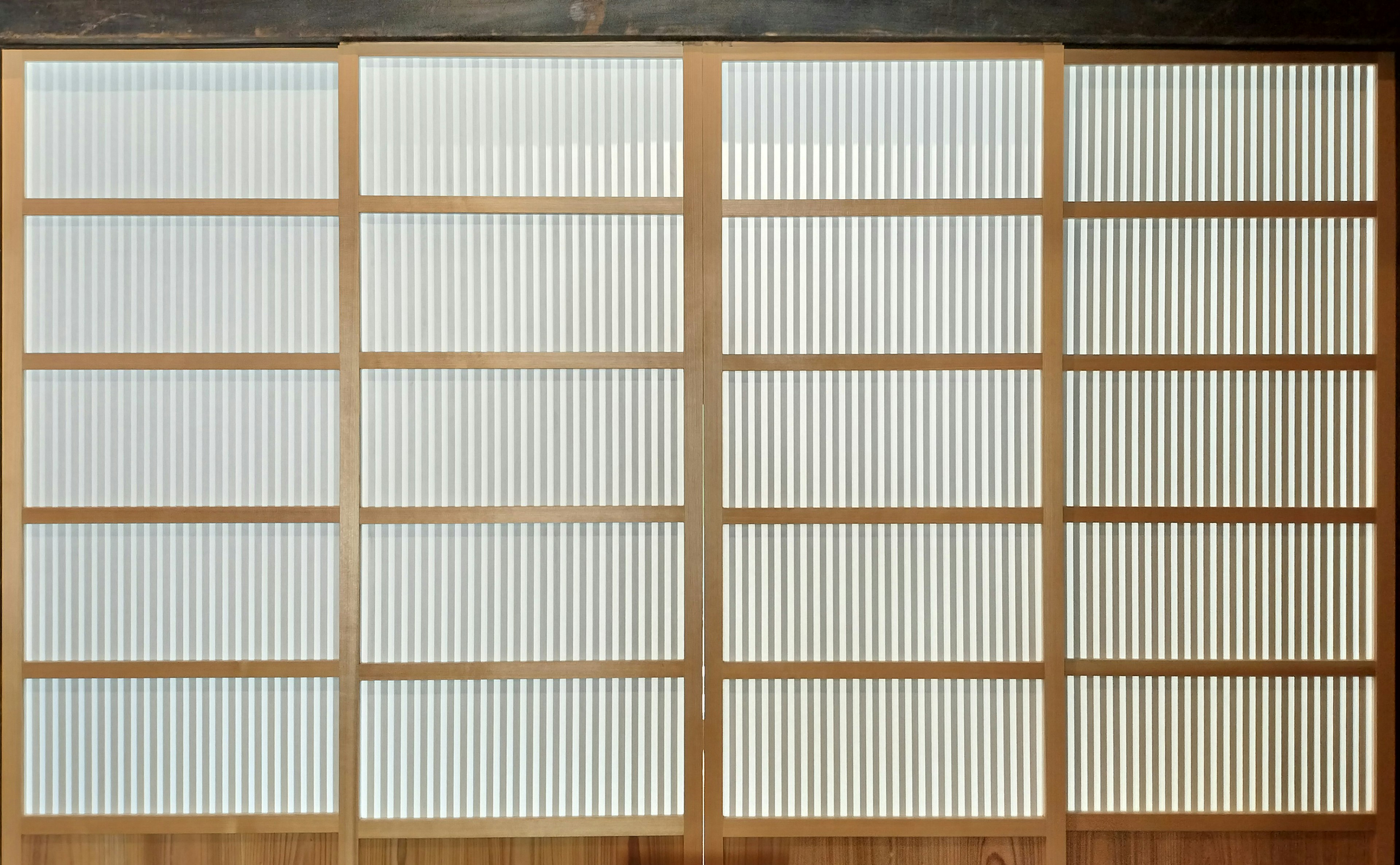 Interior de una habitación japonesa tradicional con puertas correderas de madera y pantallas shoji blancas