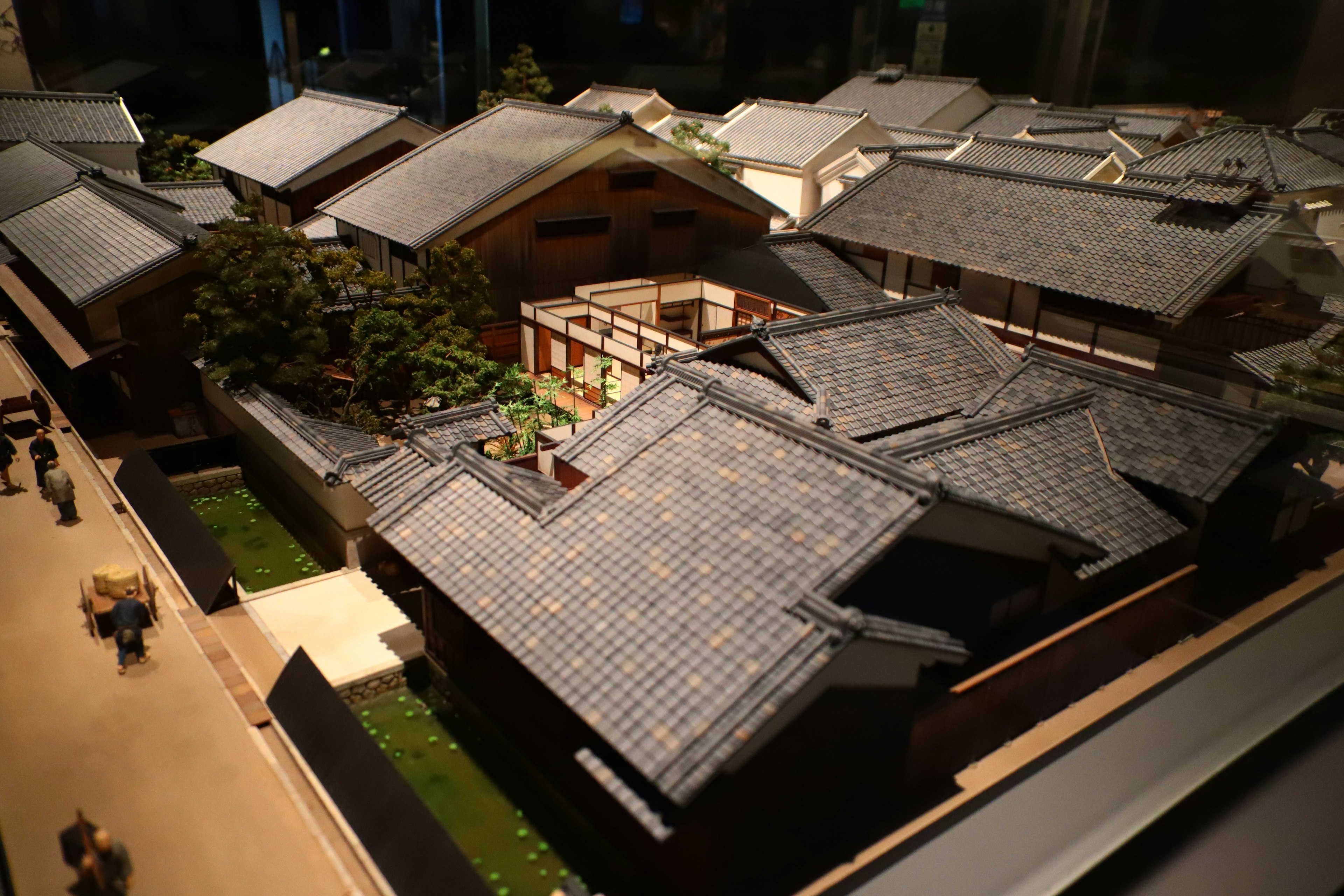 Vue d'un modèle présentant des maisons japonaises traditionnelles avec des toits distinctifs