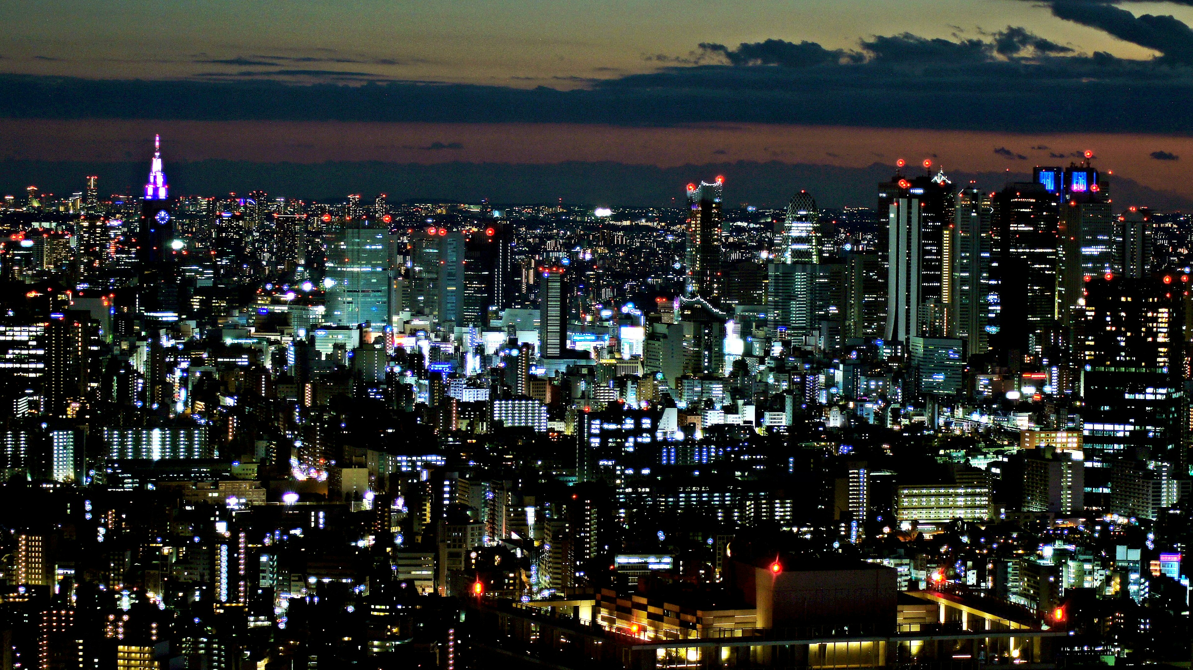 Skyline de Tokyo la nuit avec des gratte-ciel et des lumières vives