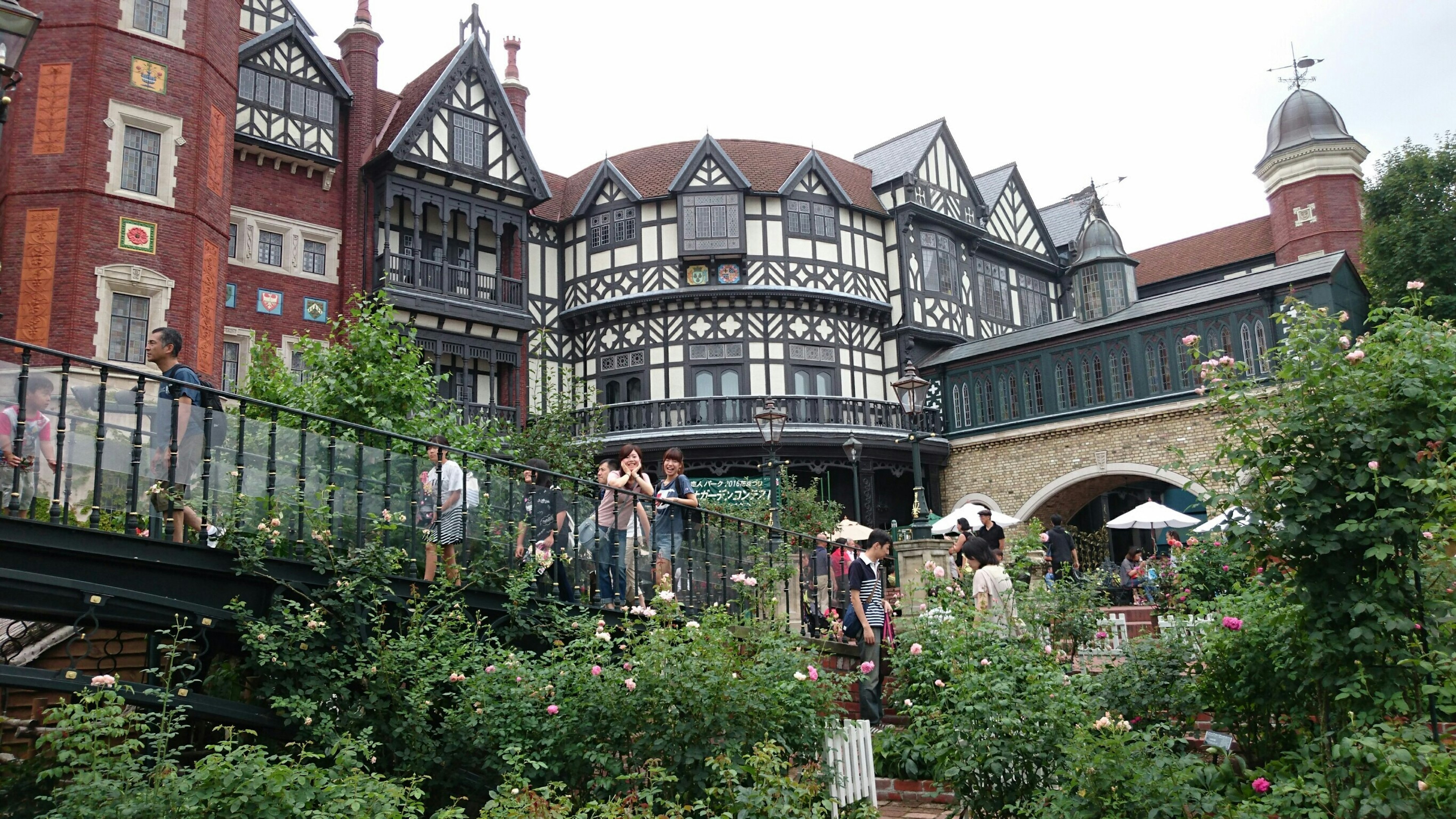 Historisches Gebäude umgeben von einem schönen Garten mit Besuchern