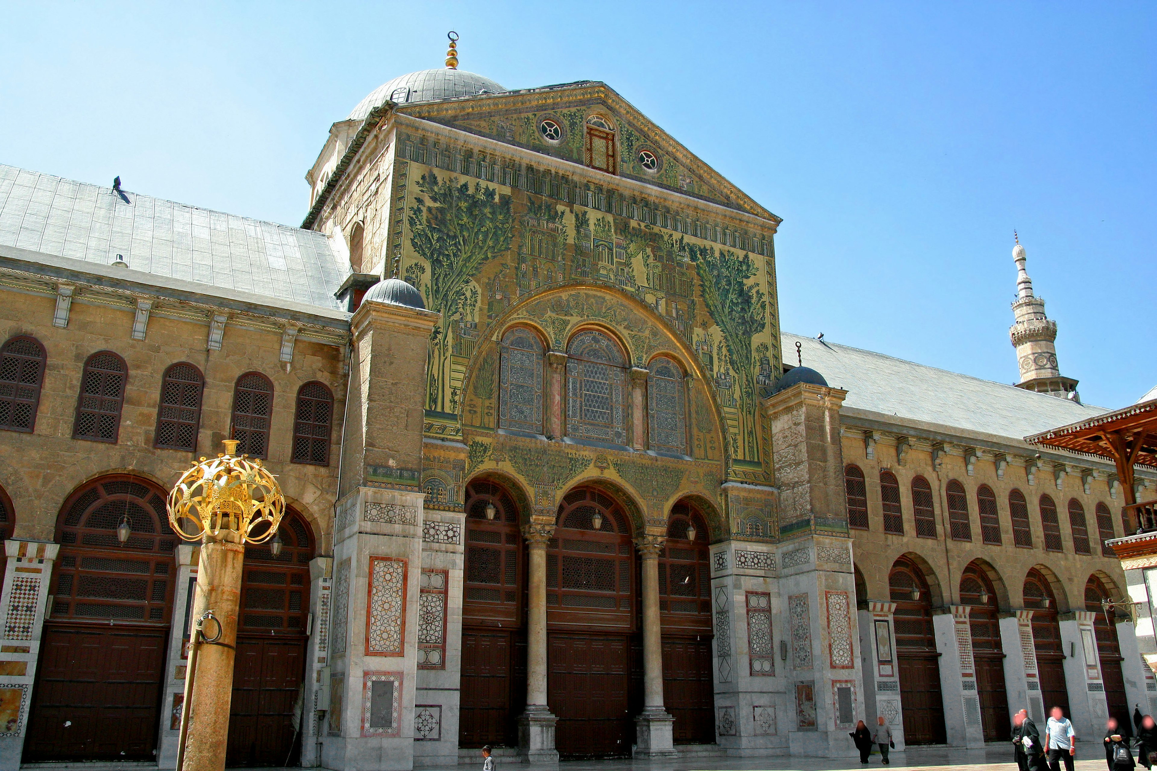 Façade de la mosquée omeyyade de Damas avec de belles décorations en mosaïque