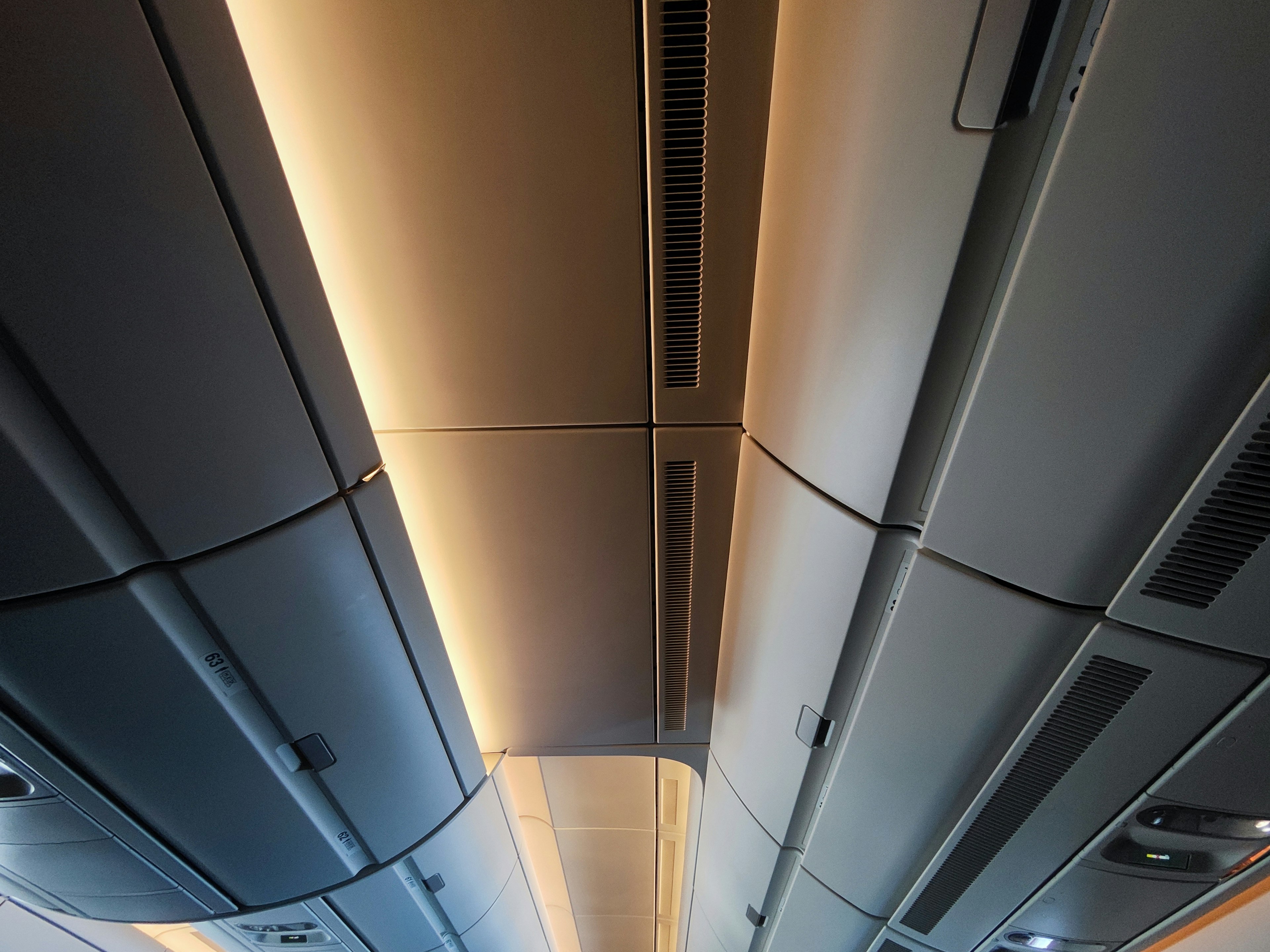 Innenraum eines Flugzeugs mit Decke und Lichtdesign