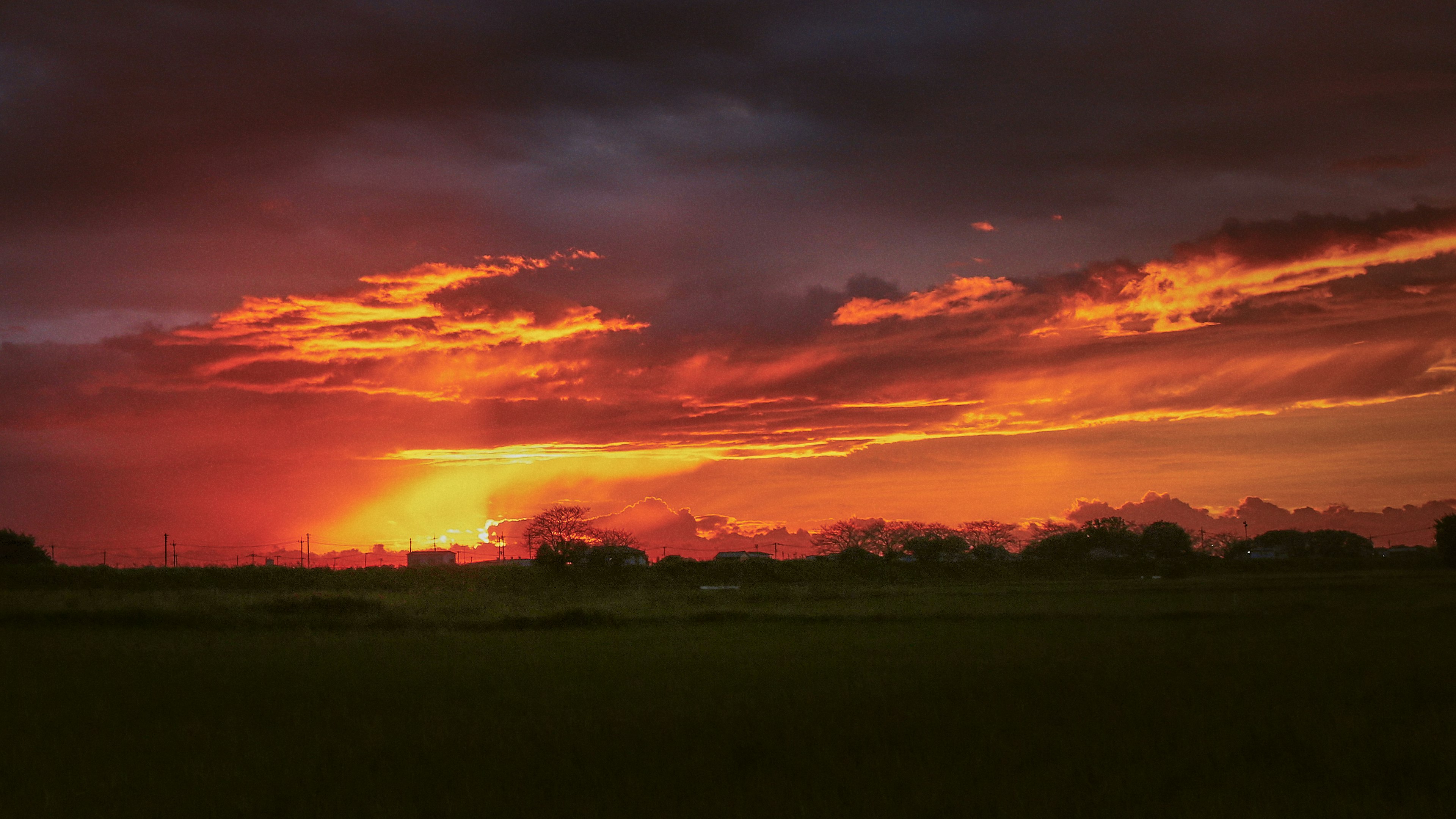 美しい夕焼けが広がる風景色