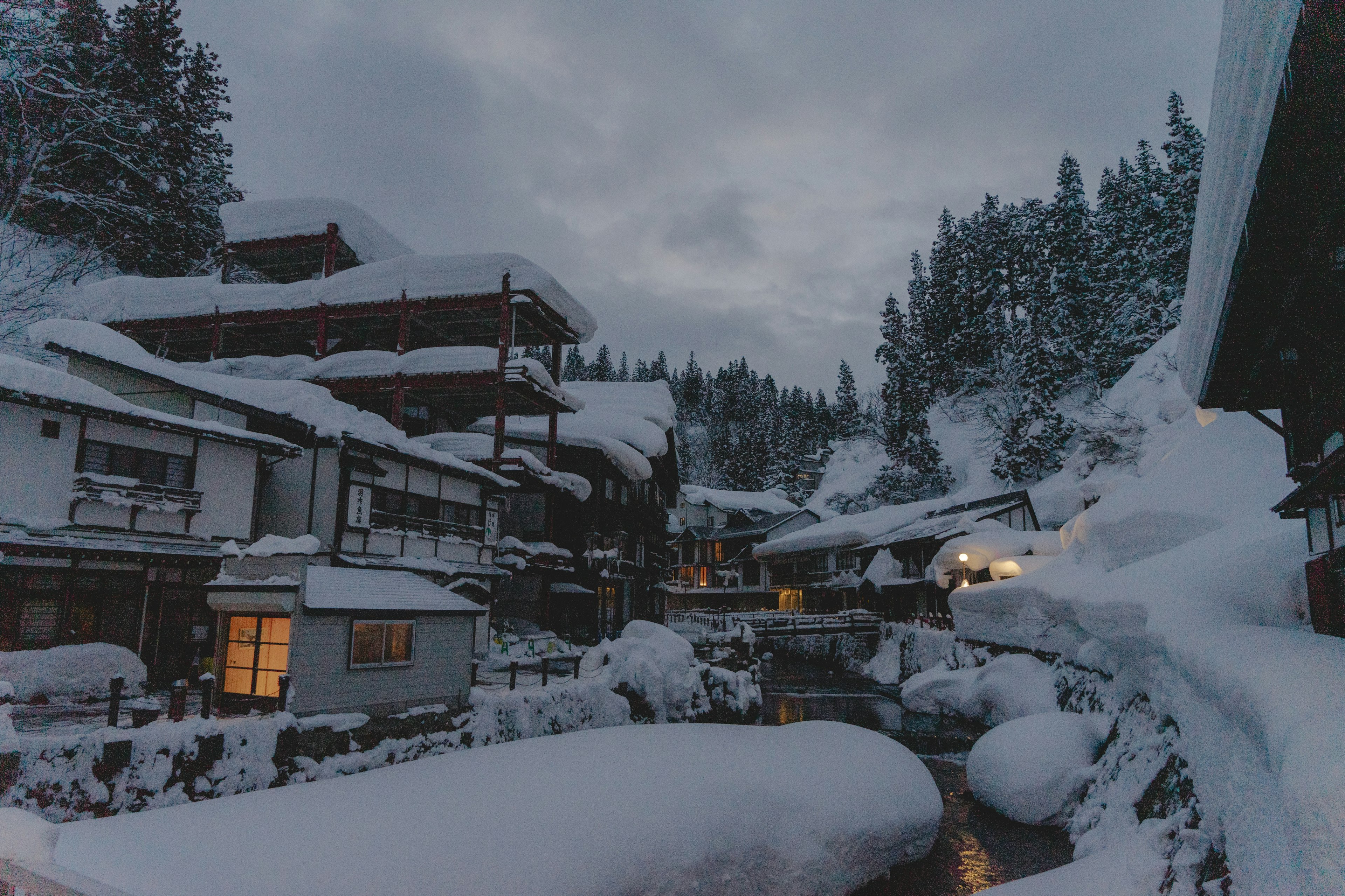 Villaggio termale montano coperto di neve di notte Atmosfera calma con luce calda