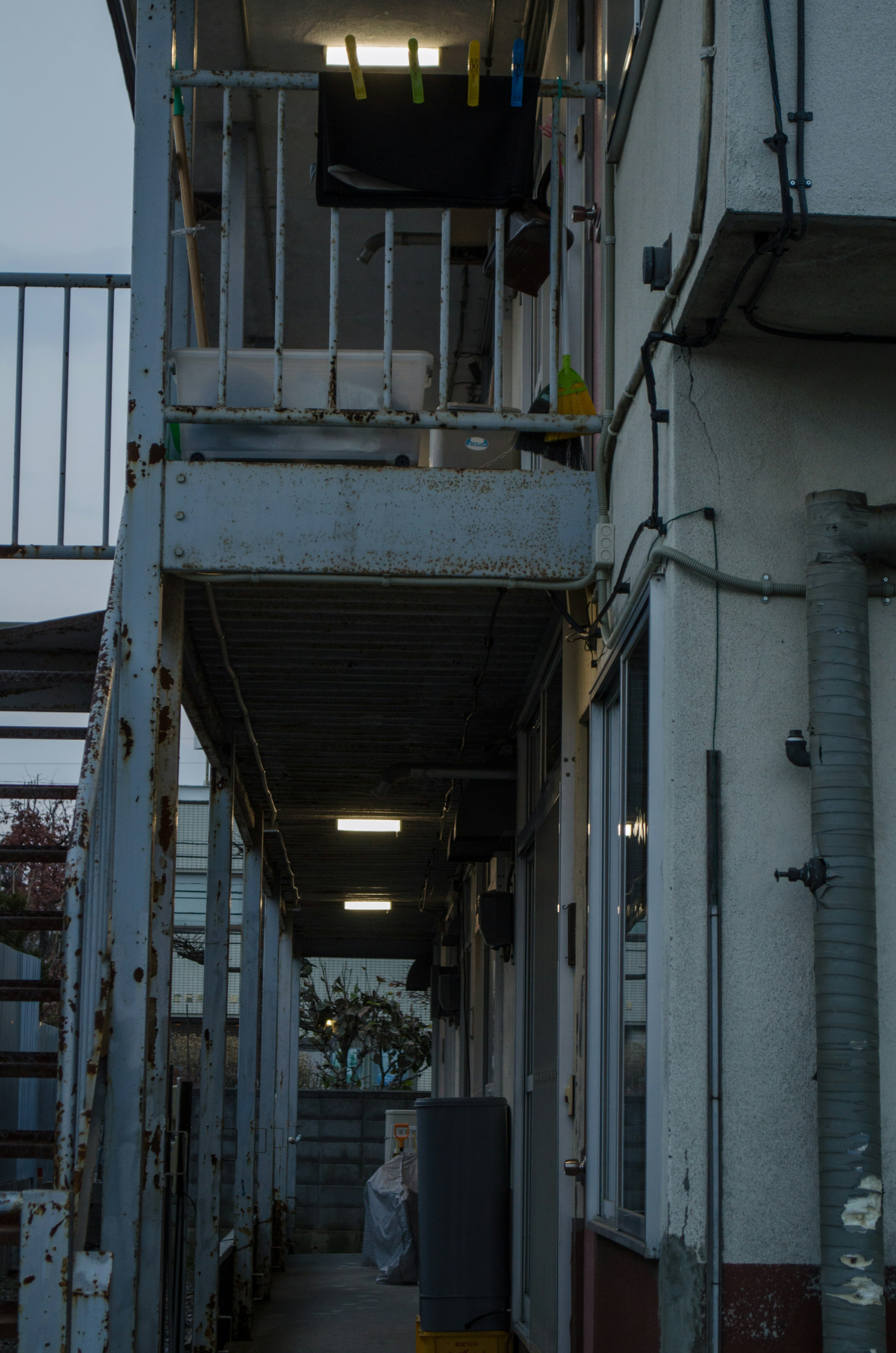 Extérieur d'un vieux bâtiment avec des escaliers et des éclairages