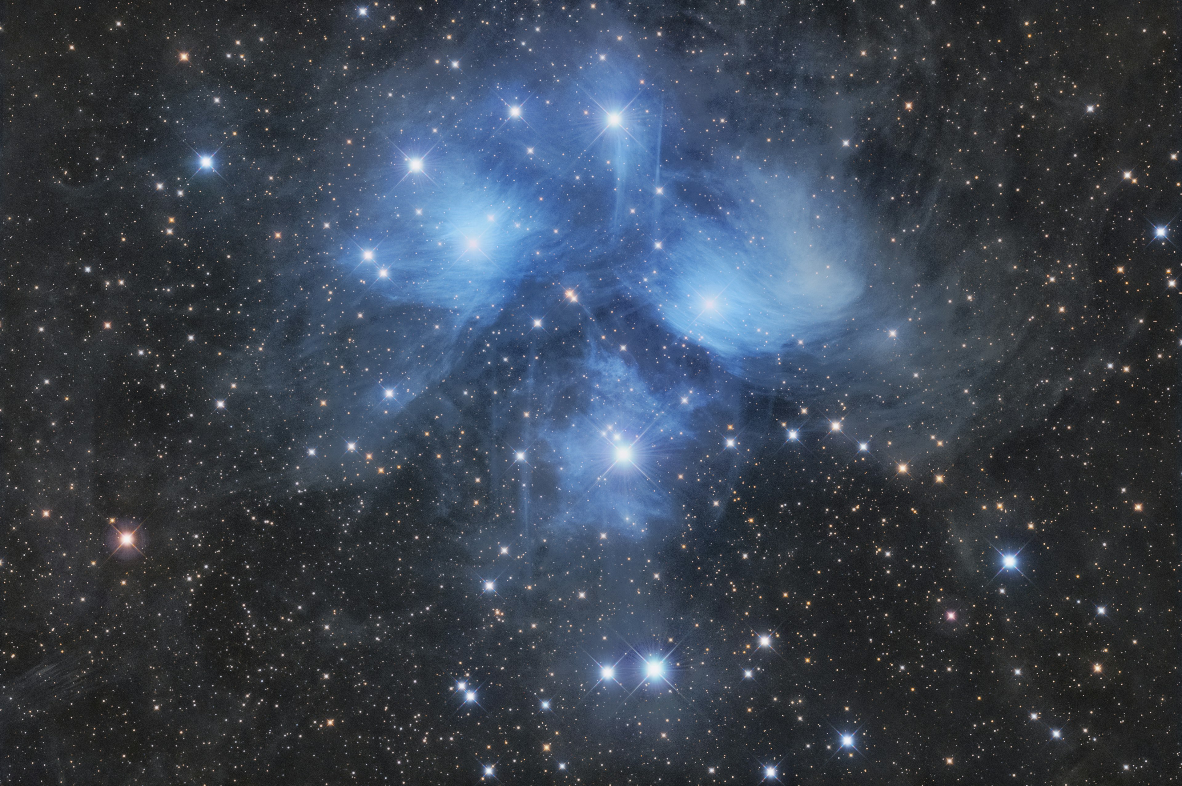 Grupo de estrellas azules brillantes dentro de una nebulosa