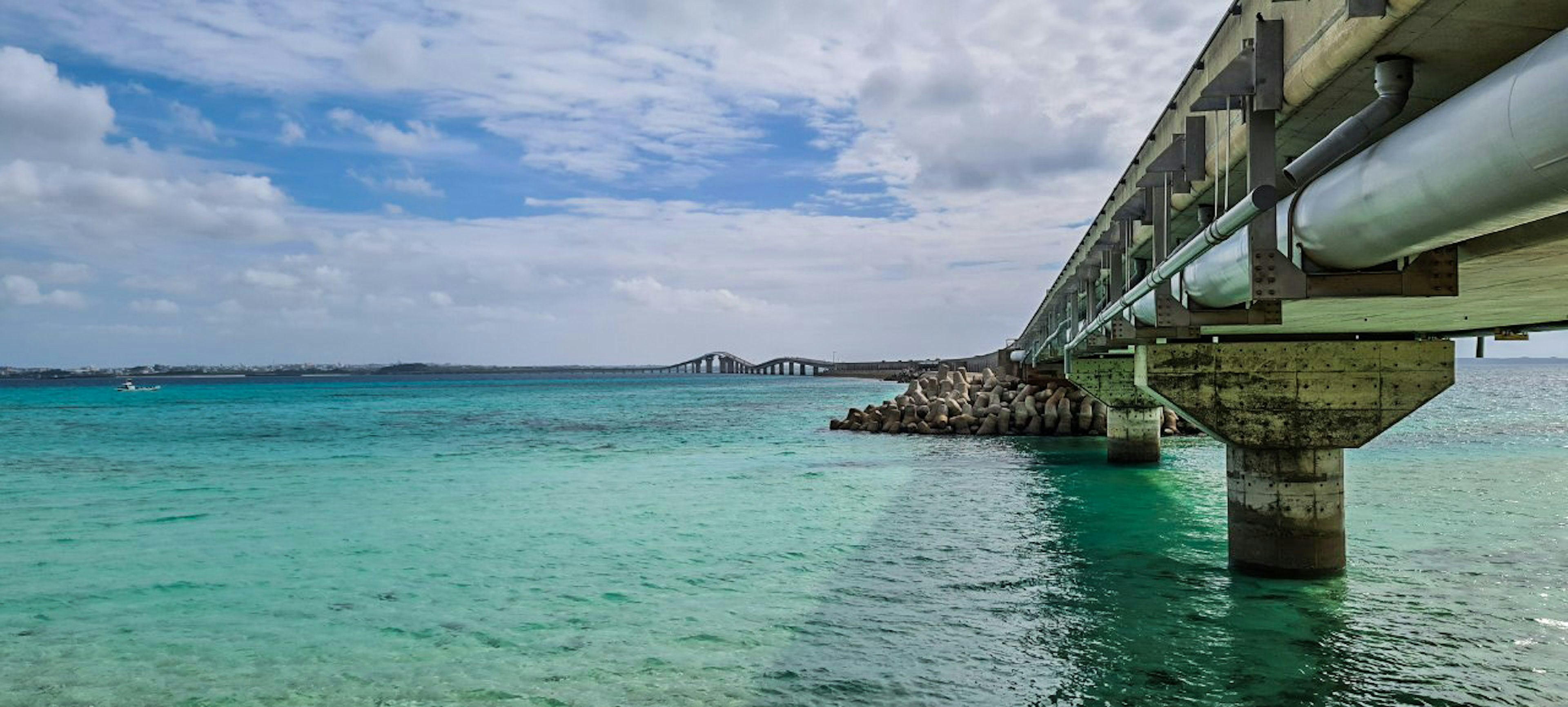 青い海と橋の風景 橋の下に透明な水が広がっている