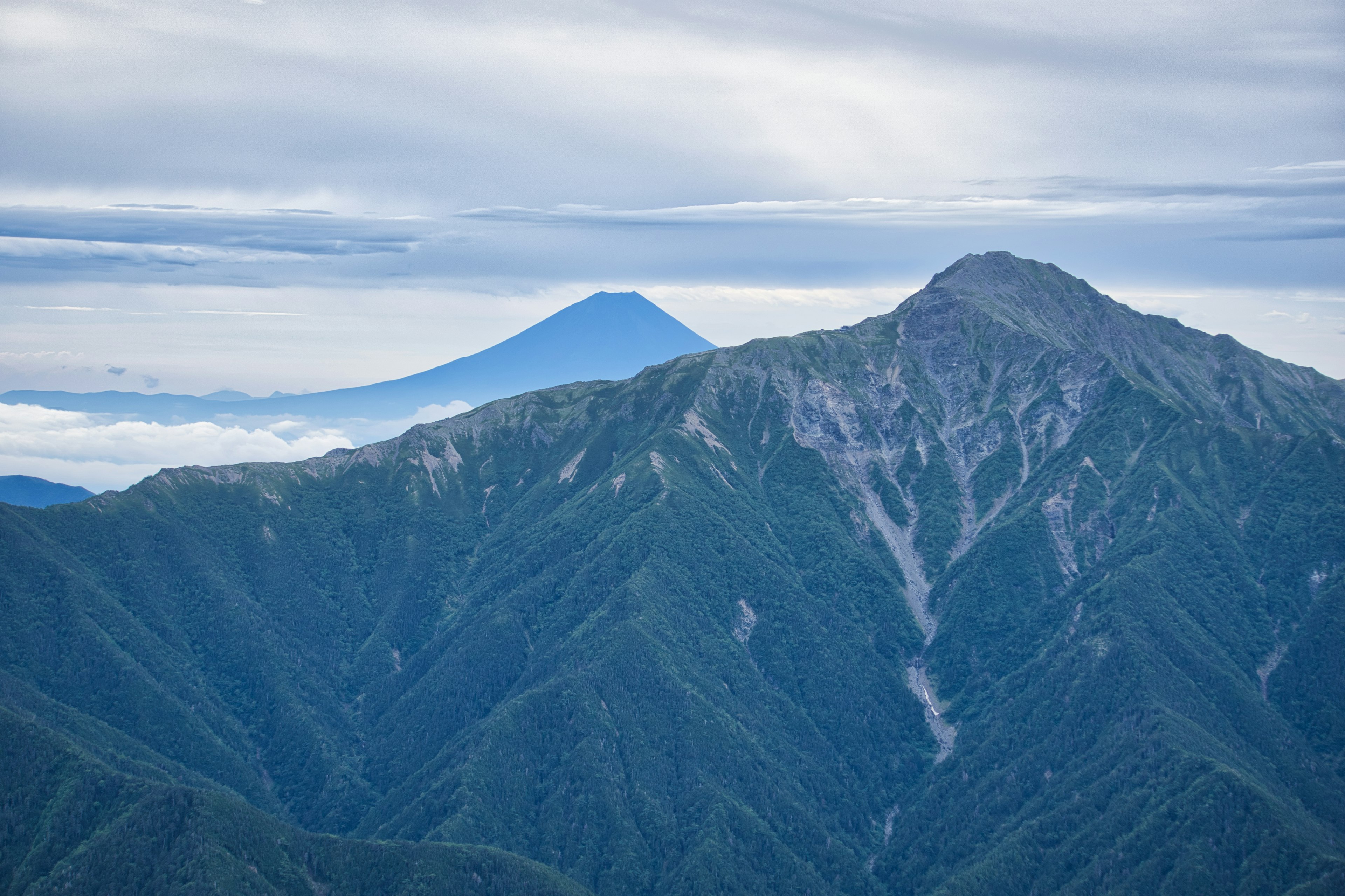 層疊的山脈景觀與藍天和雲