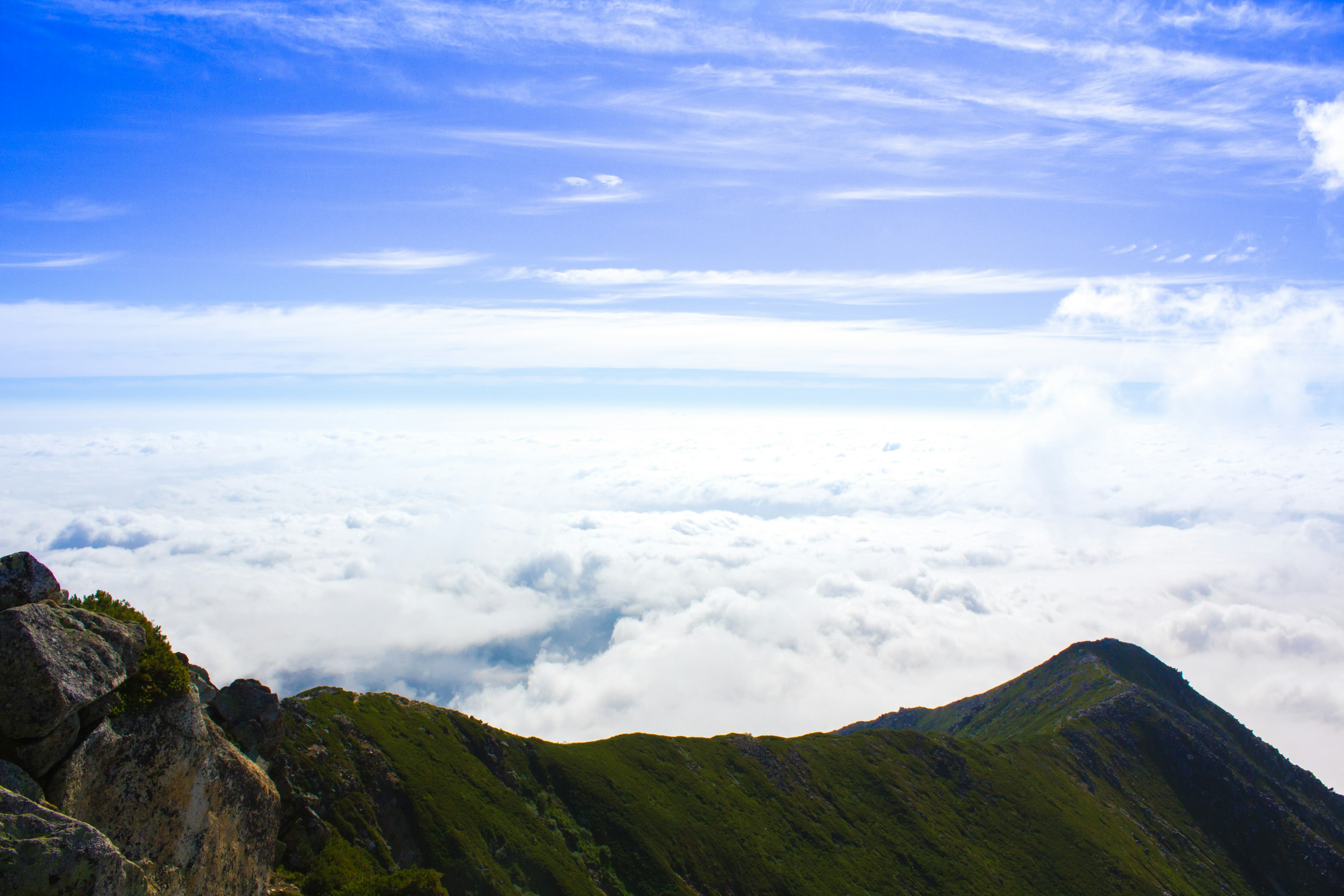 藍天和雲海背景下的山脈景觀