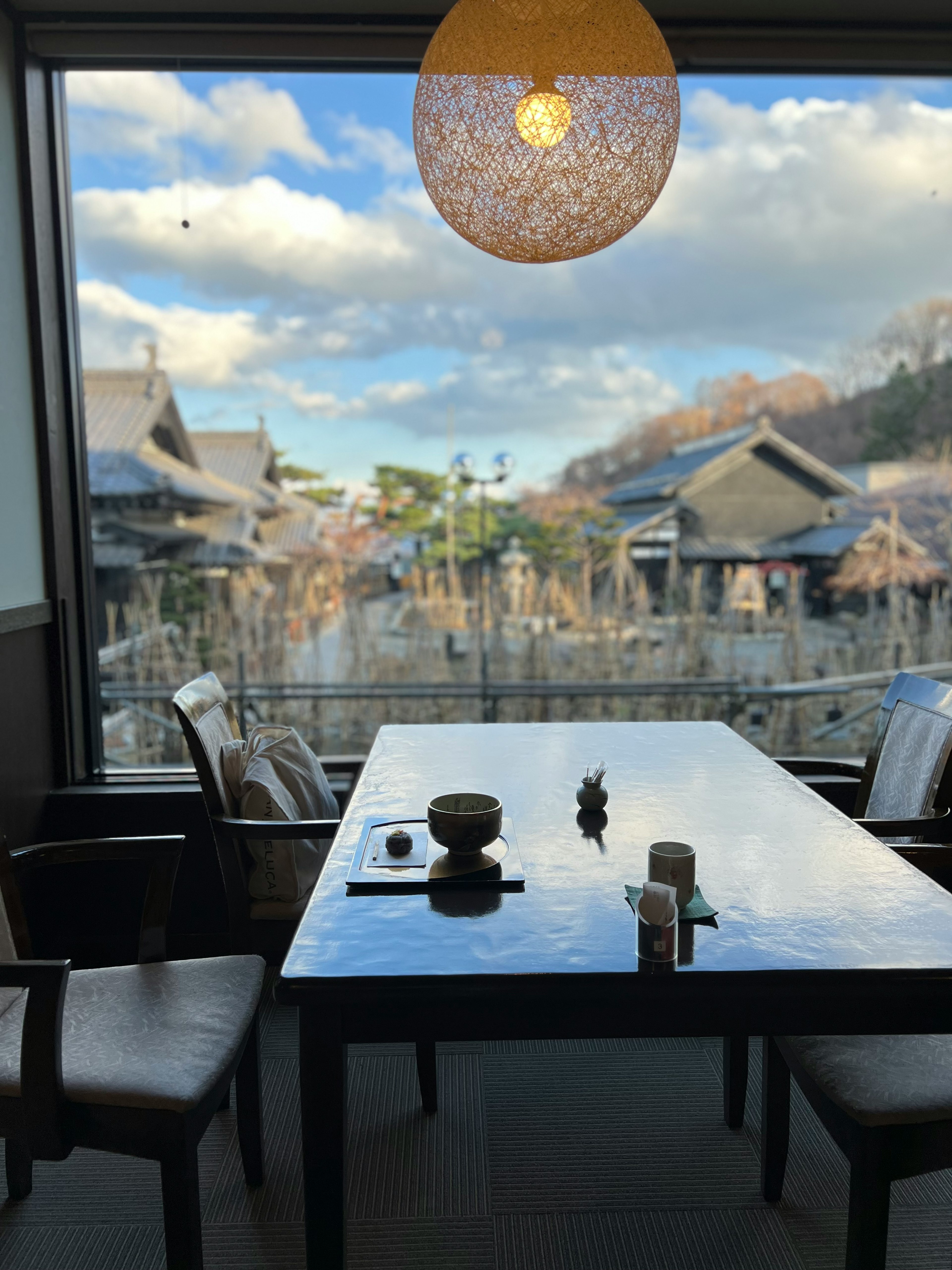 Table de restaurant japonais avec vue sur des bâtiments traditionnels à l'extérieur