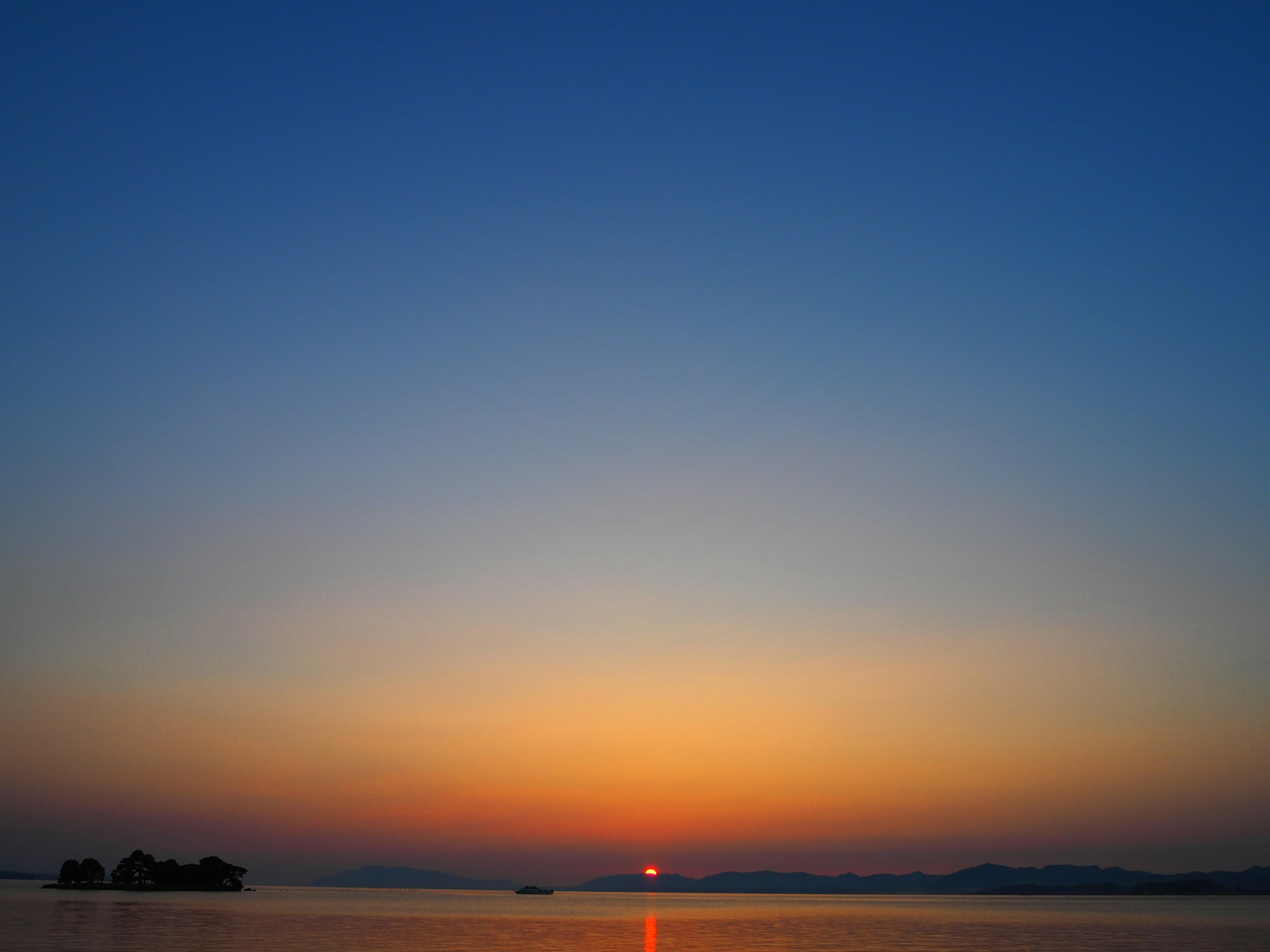 Magnifique coucher de soleil se reflétant sur un lac calme