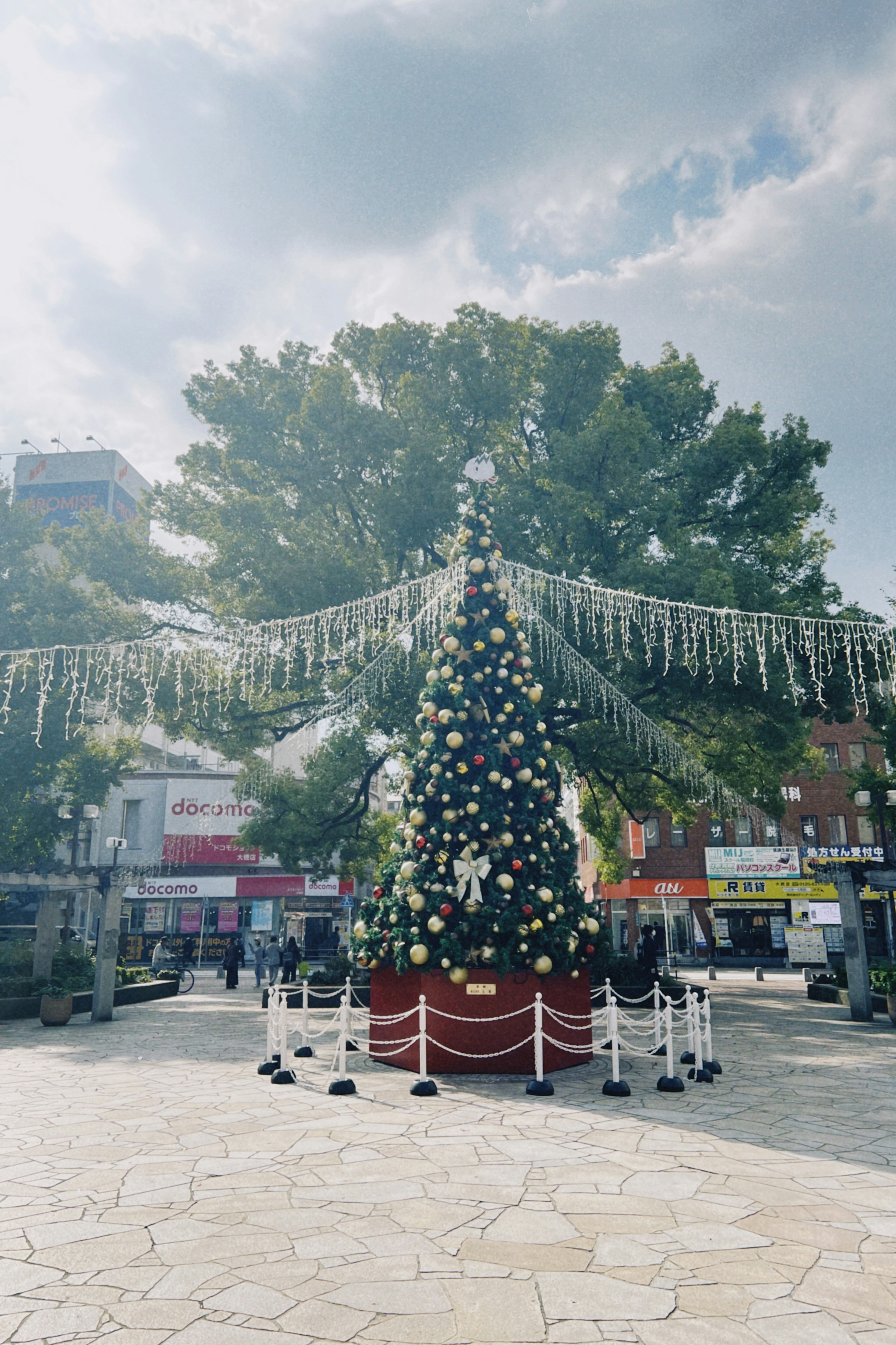 Un arbre de Noël décoré dans une place publique