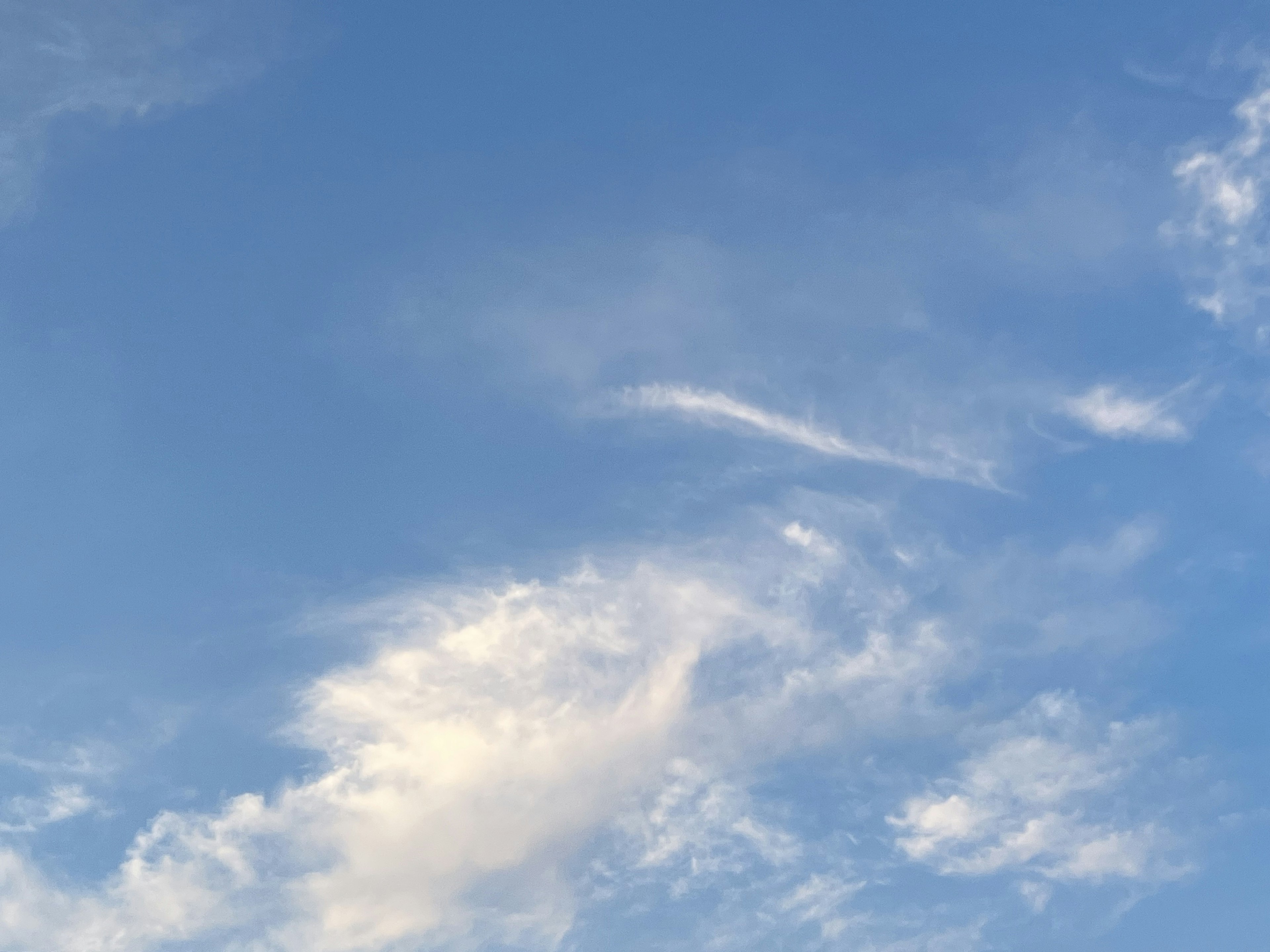 Blauer Himmel mit verstreuten weißen Wolken