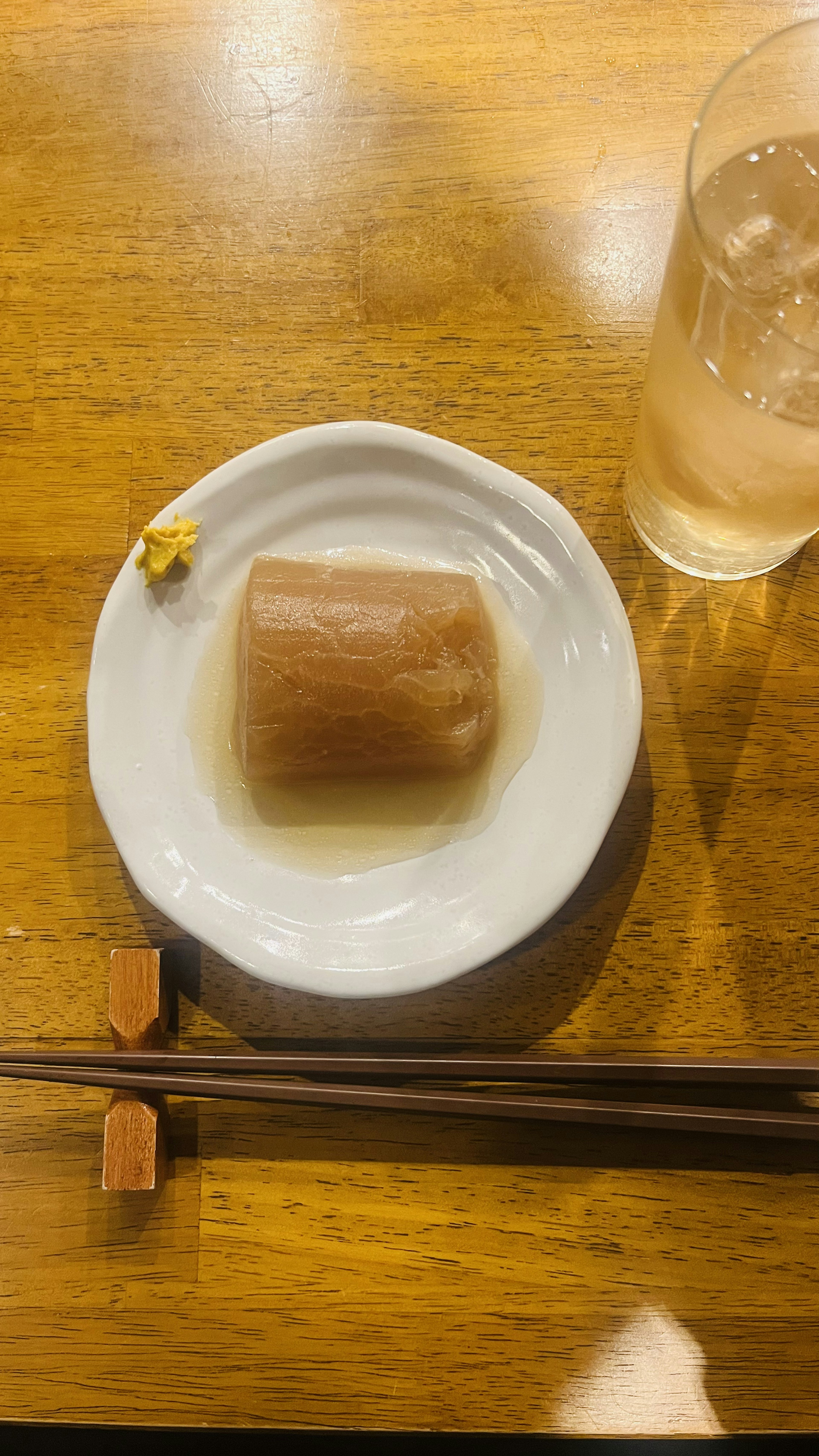 皿の上にある透明な寒天のデザートと横に箸と飲み物