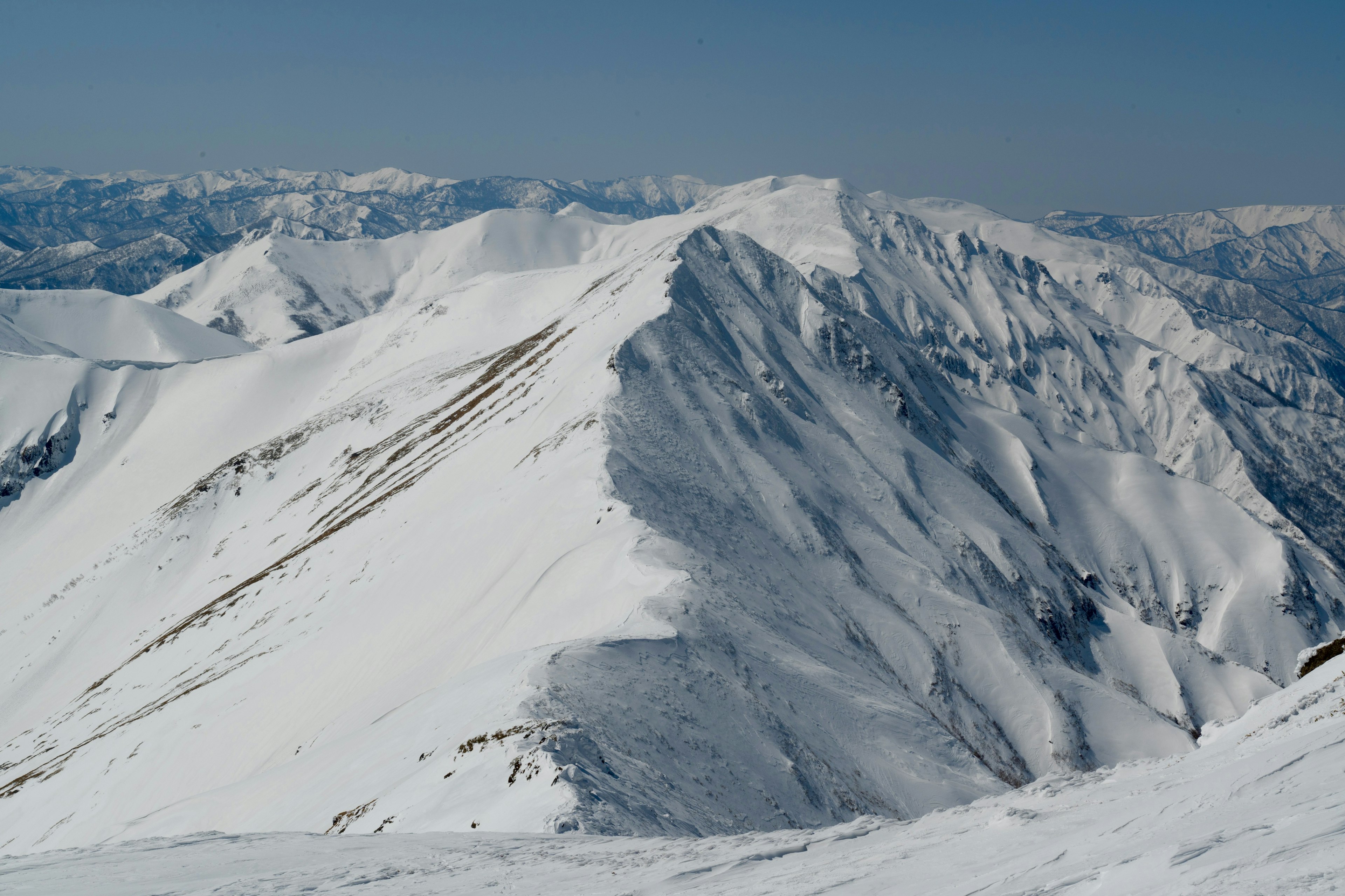 Montagne coperte di neve con cielo blu chiaro