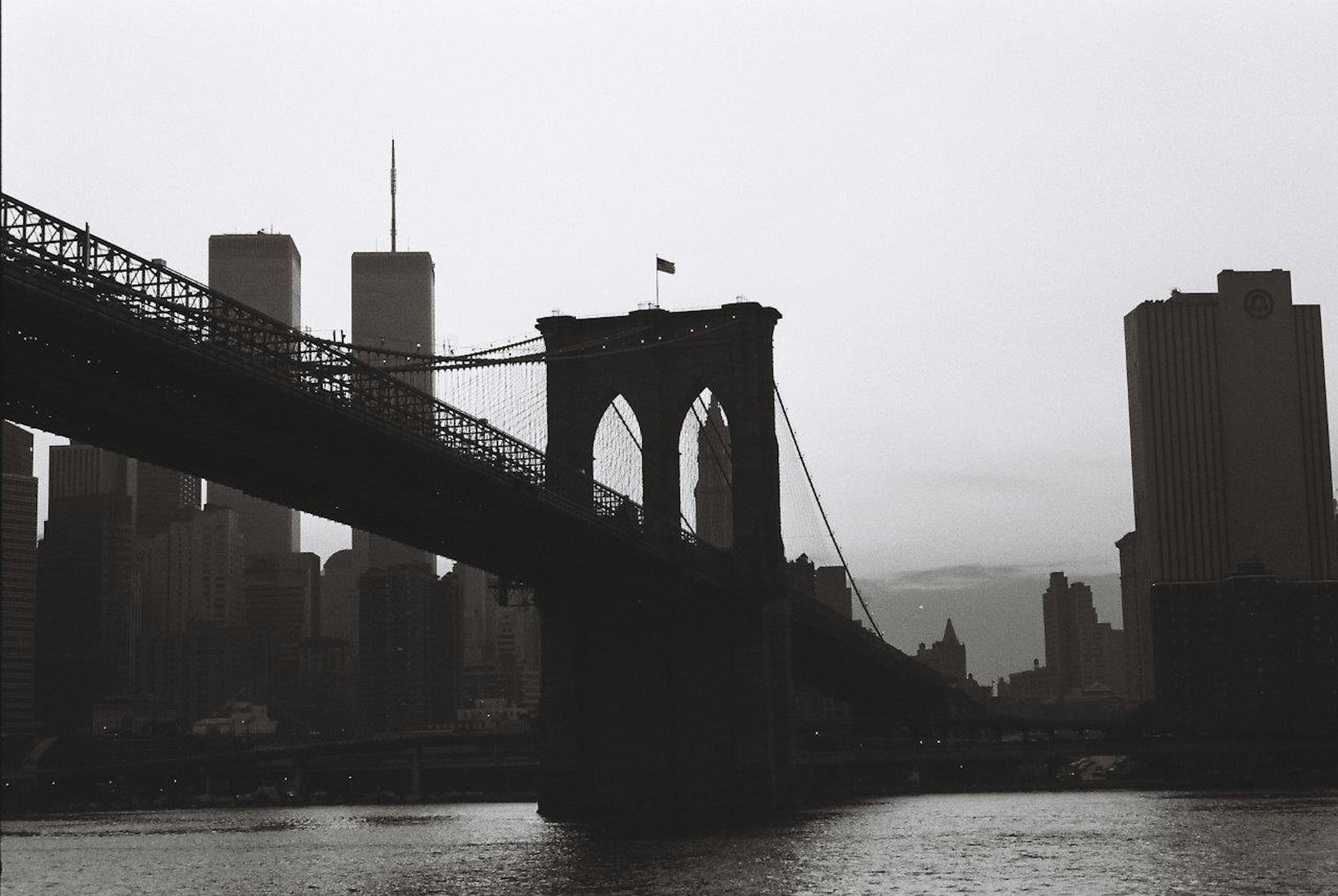 Silhouette del ponte di Brooklyn e dello skyline di Manhattan in bianco e nero