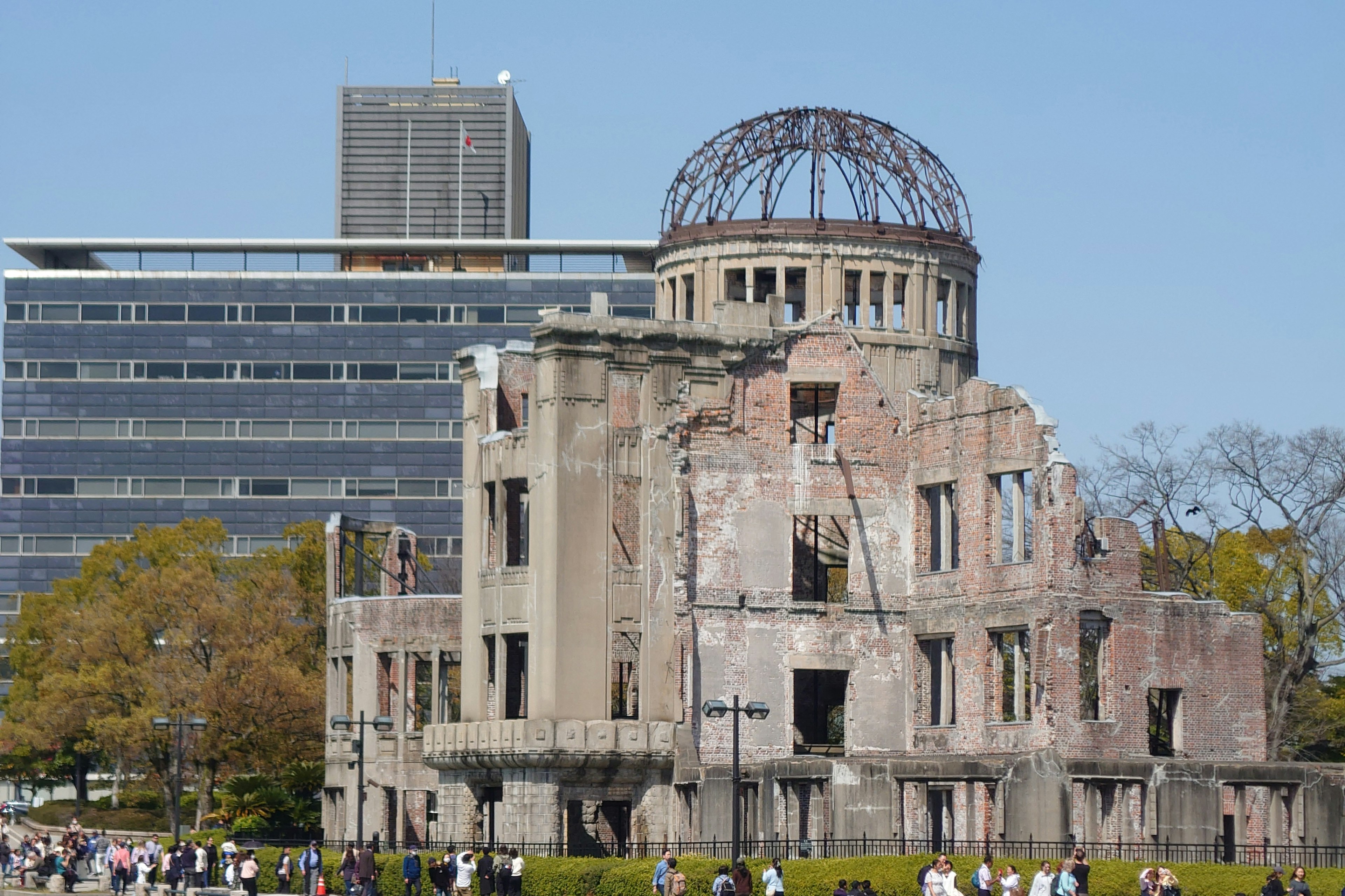 Memorial de la paz de Hiroshima con edificios modernos al fondo