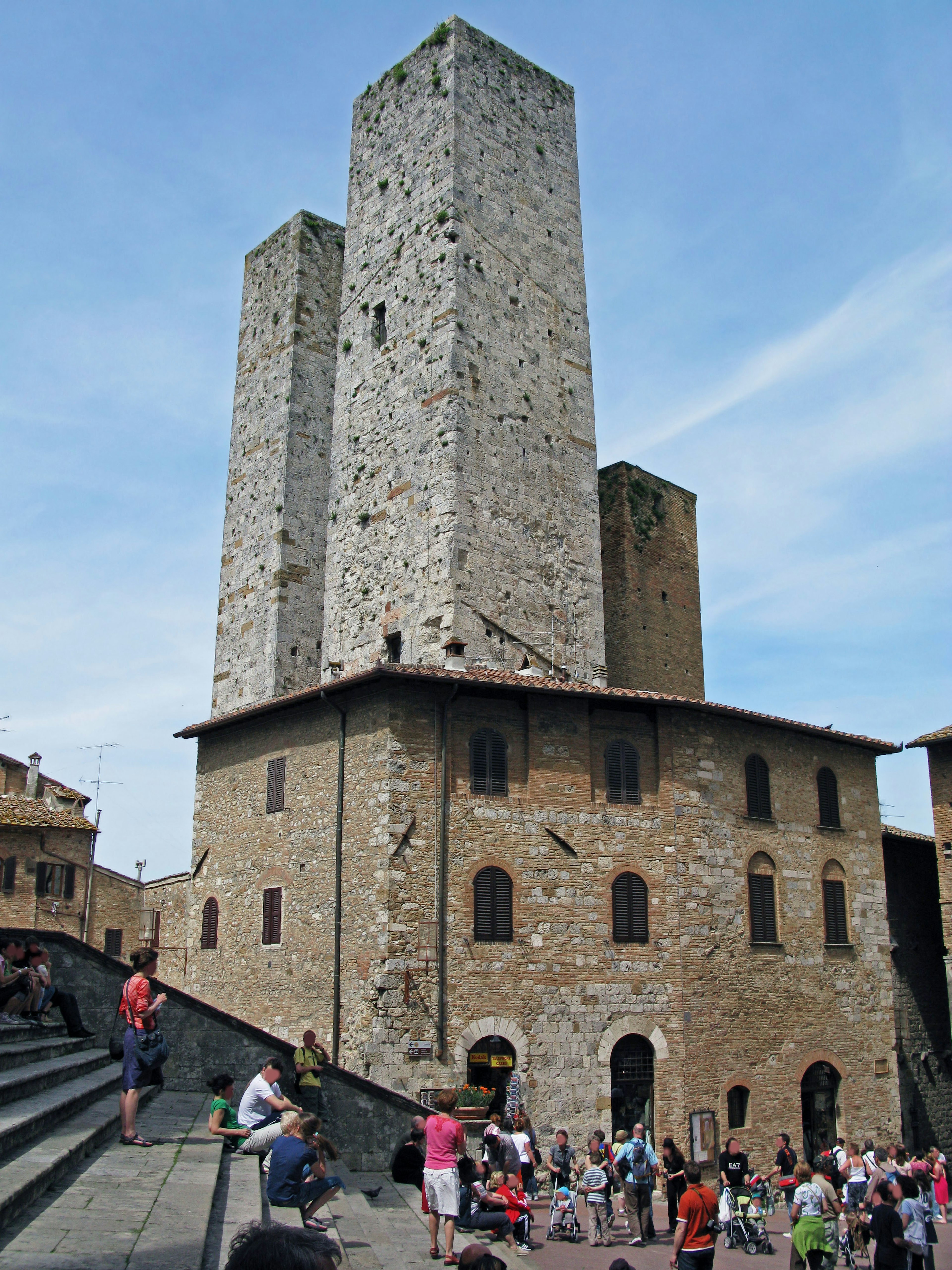 Torri medievali con turisti riuniti davanti