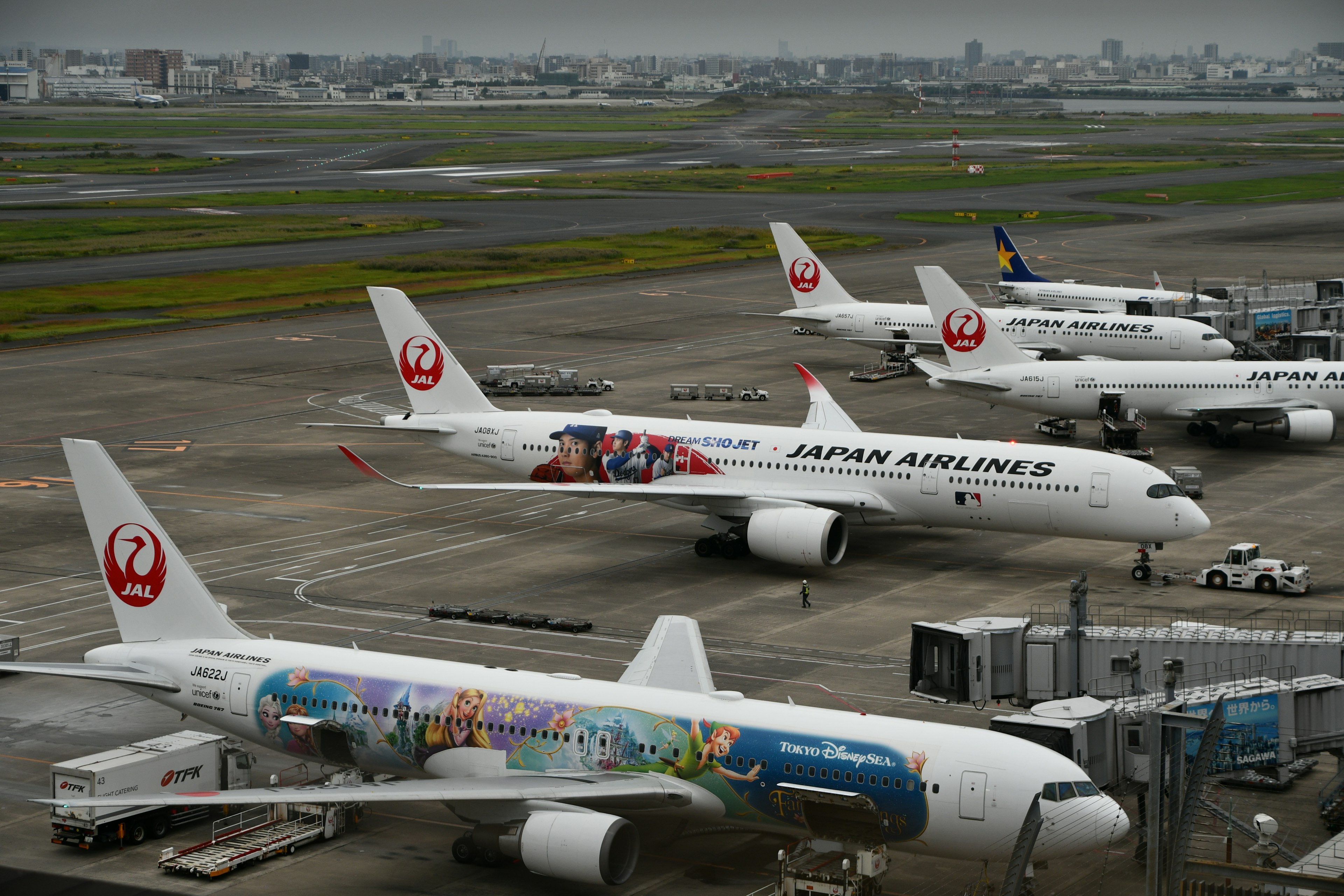 Aviones de Japan Airlines alineados en el aeropuerto