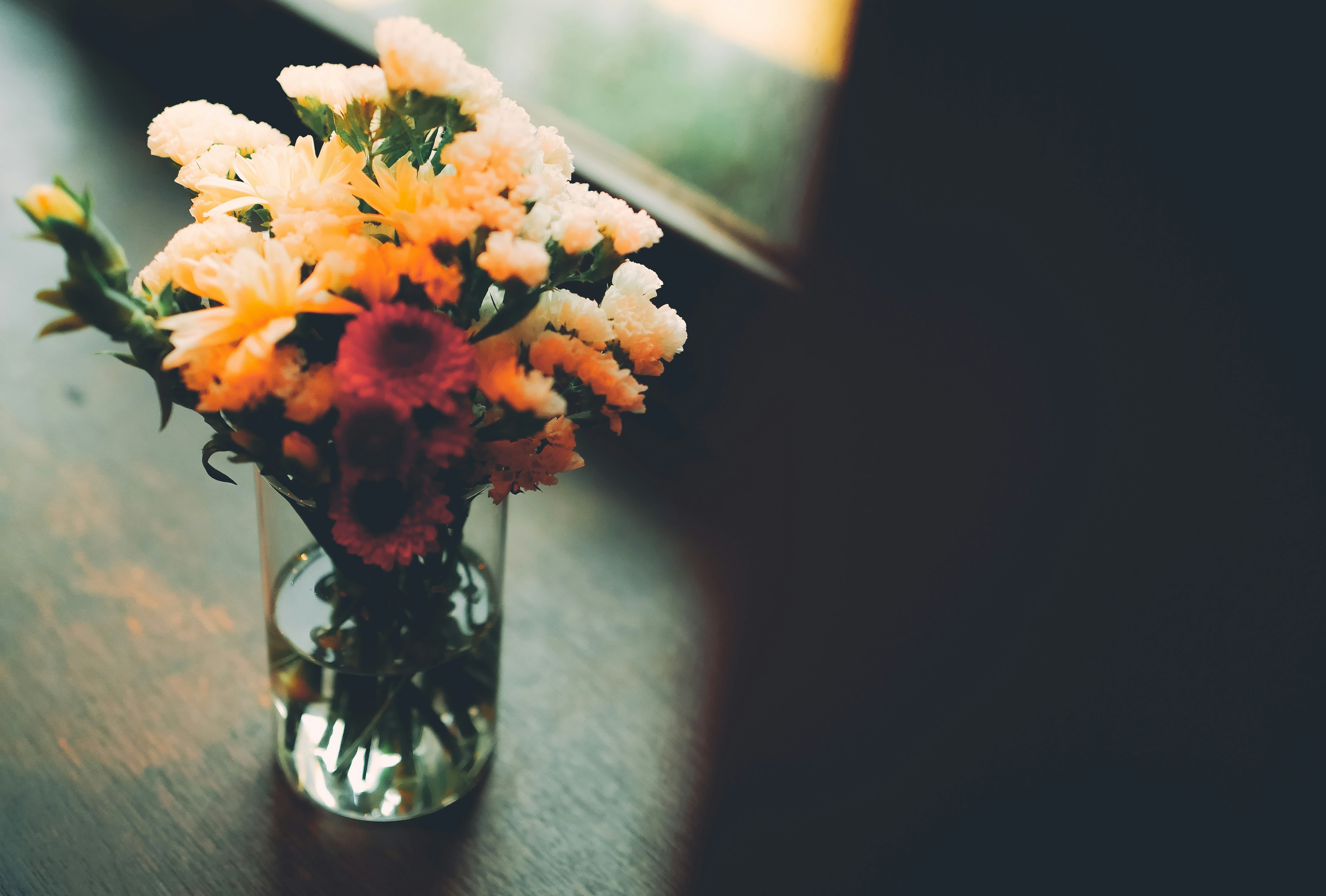 Bouquet colorato in un vaso di vetro