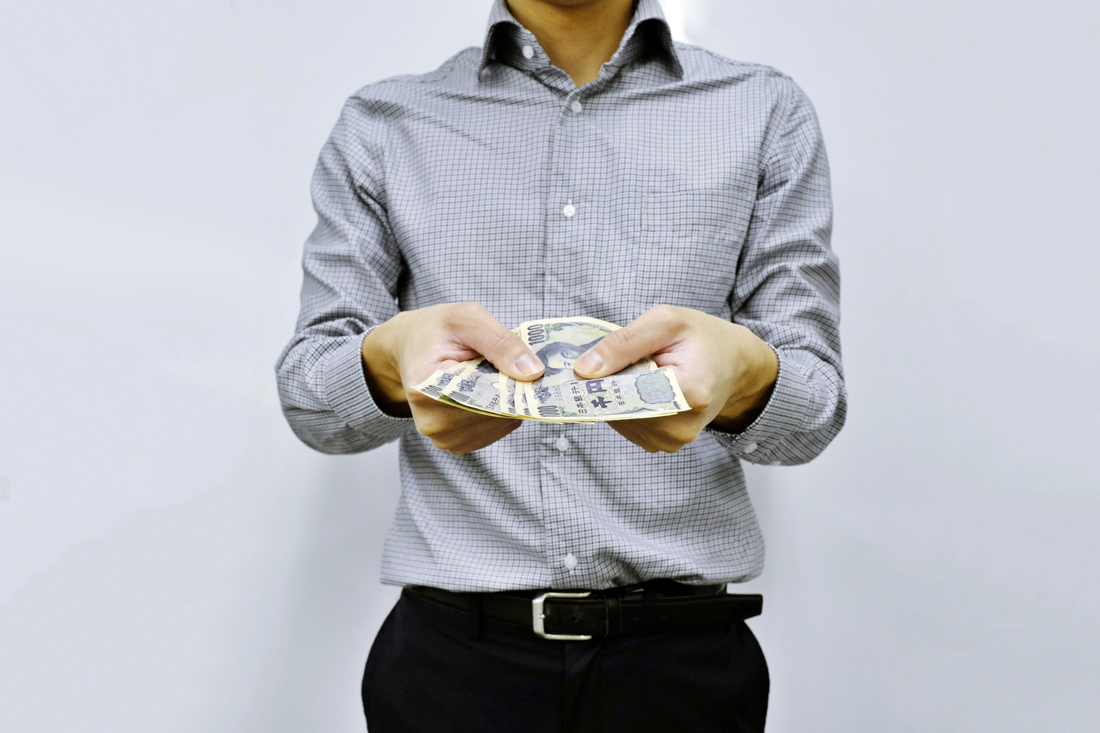 Hombre en camisa sosteniendo dinero