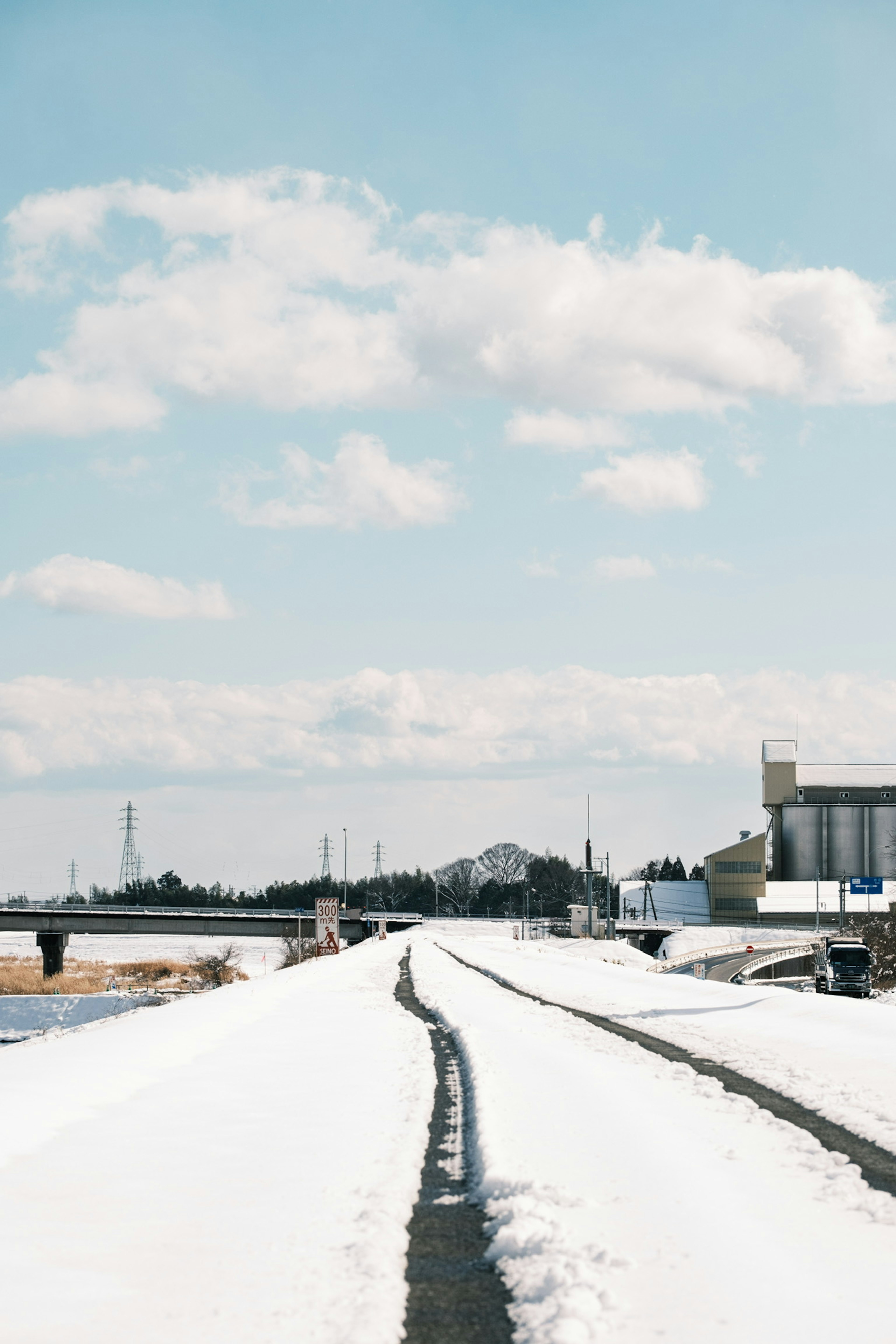 雪に覆われた線路と青空の風景