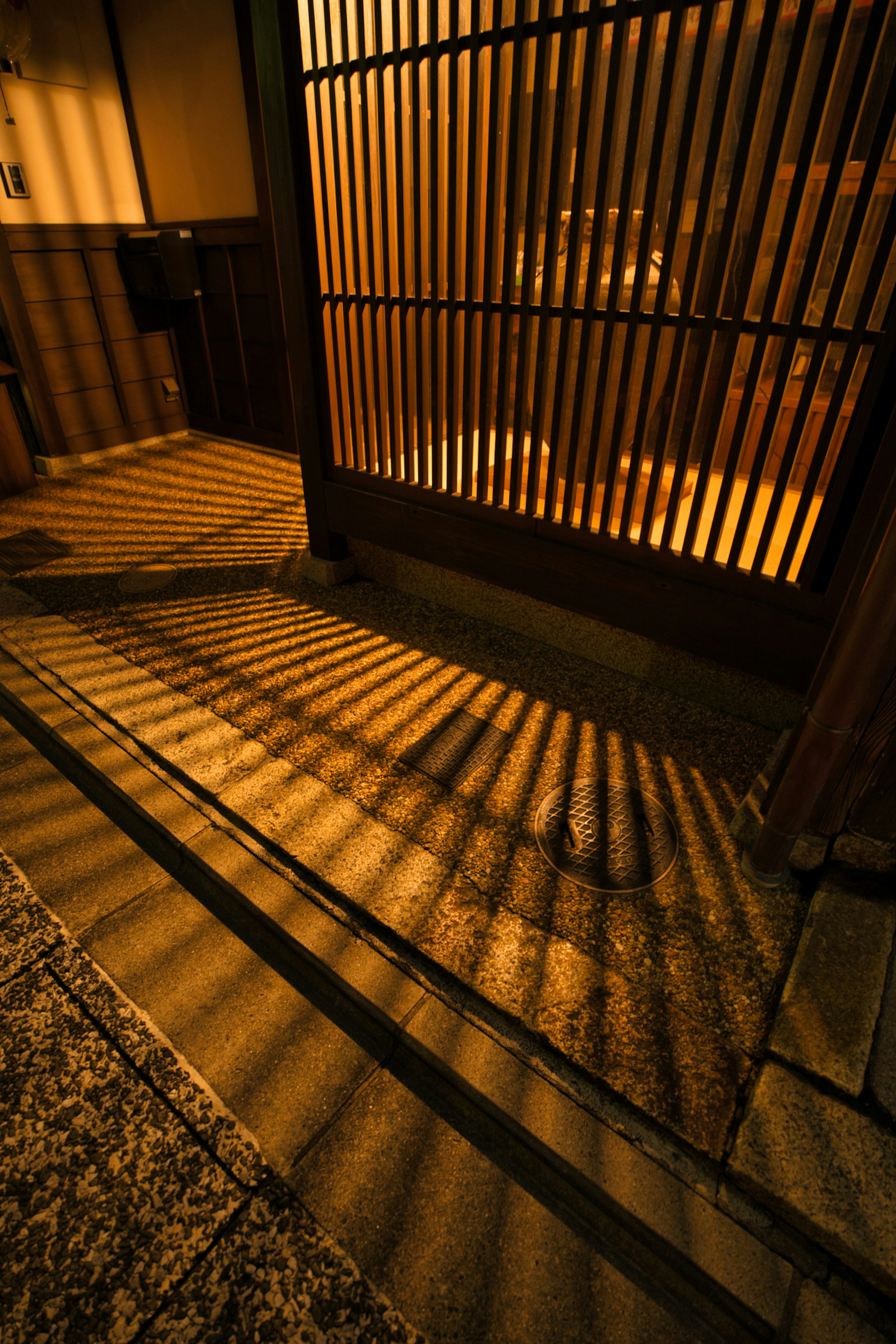 Schatten von einem Gitter in einem schwach beleuchteten japanischen Raum auf dem Boden