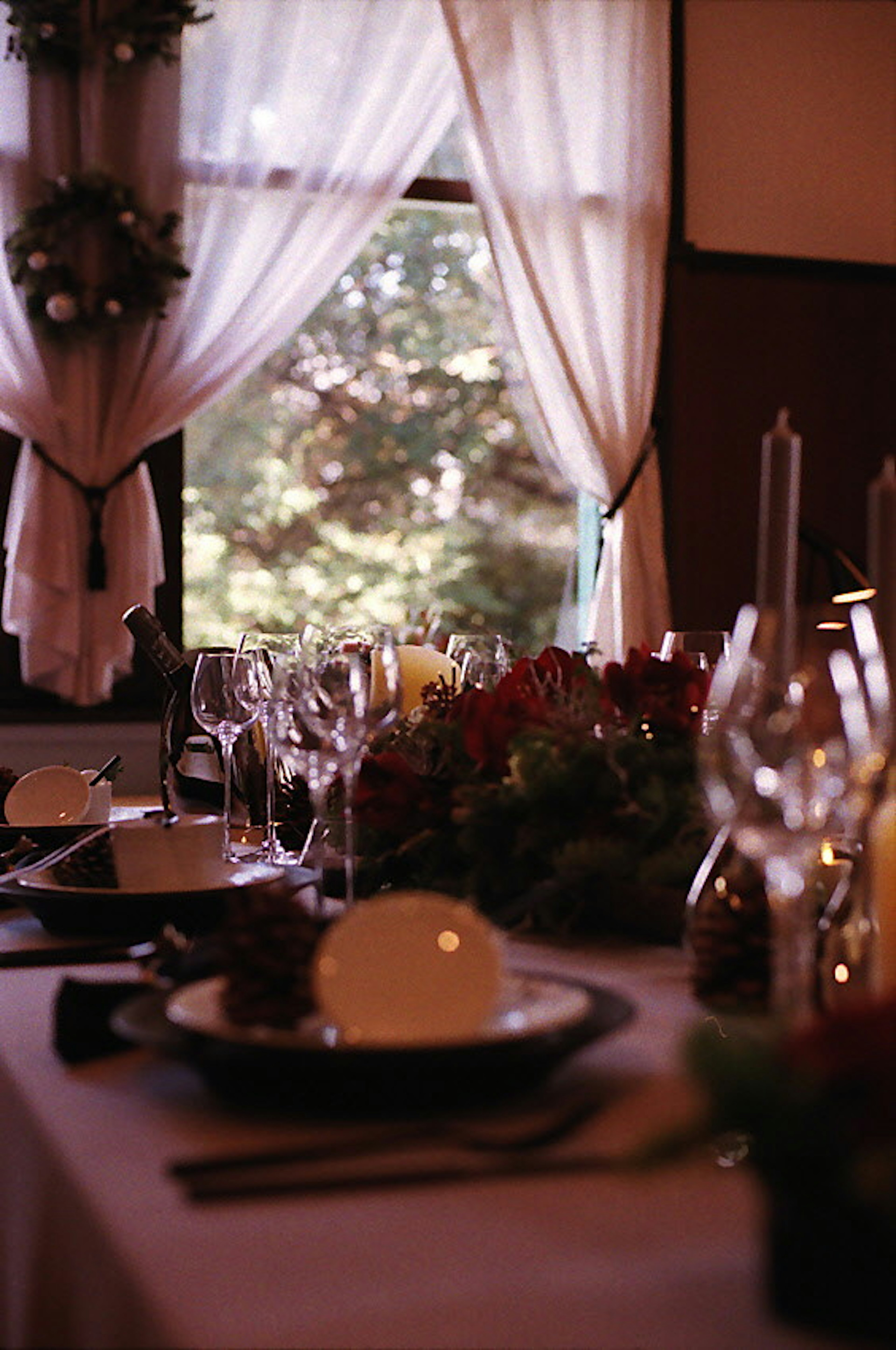 Escena de cena elegante con mesa puesta y luz natural de la ventana