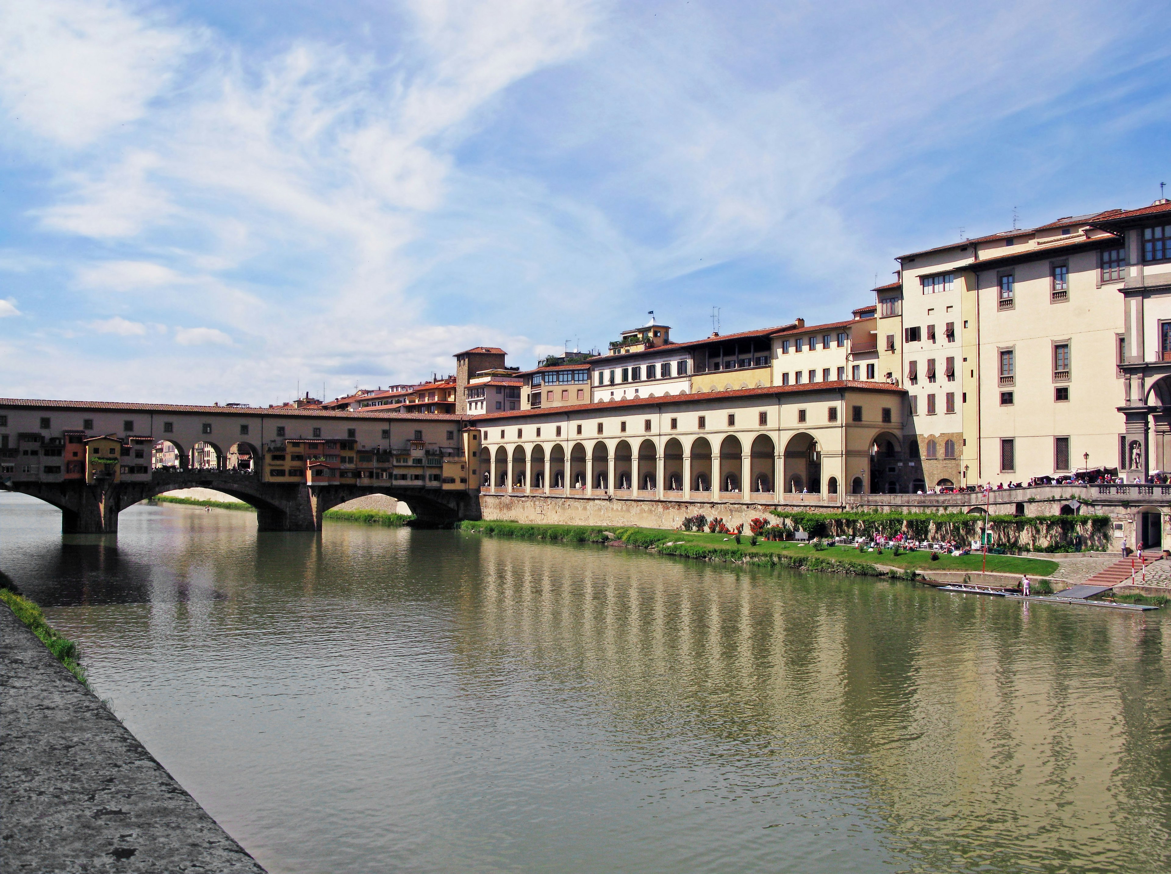 Vue du vieux pont et des bâtiments le long du fleuve Arno à Florence