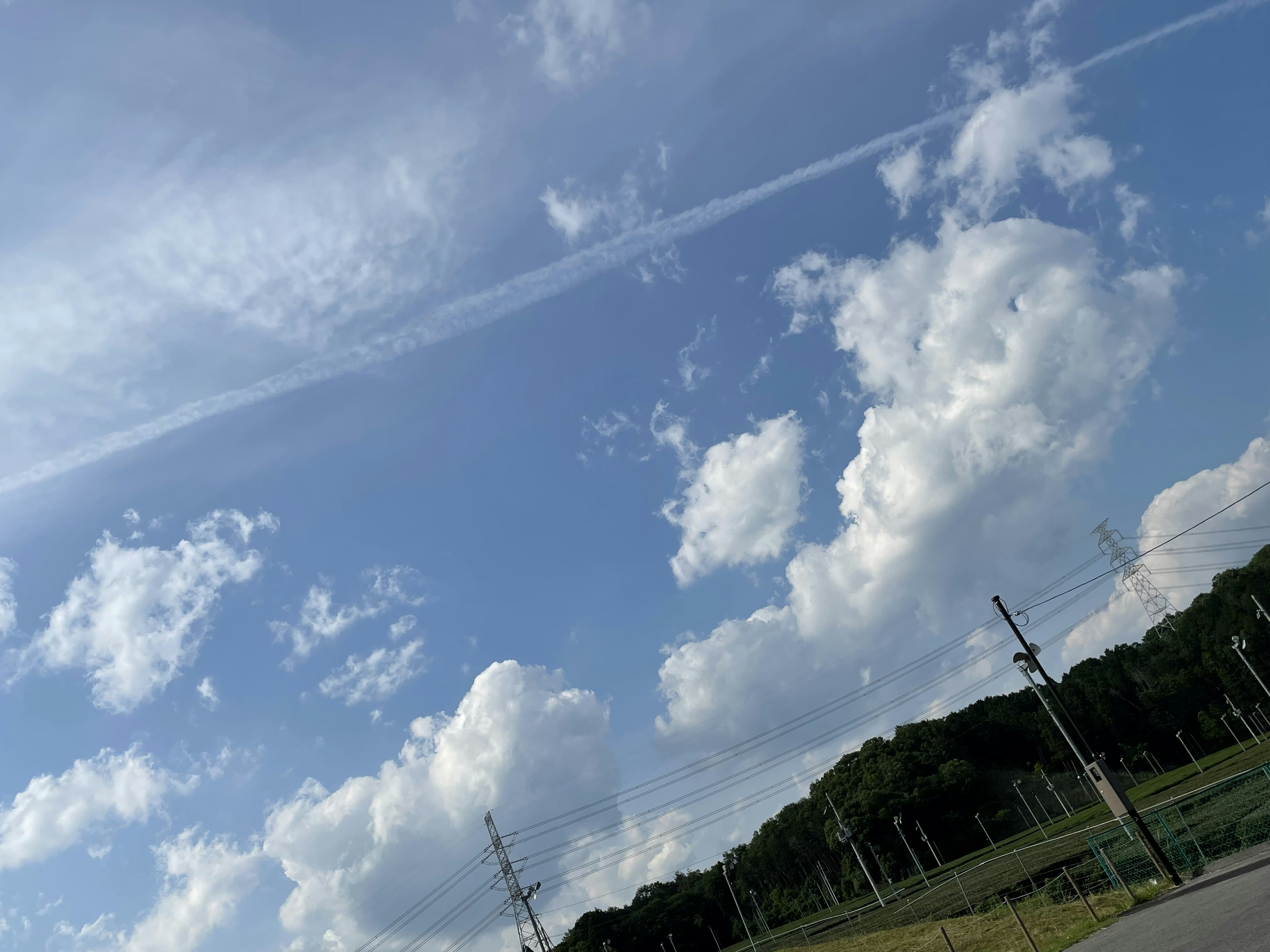 青空に白い雲と電柱が見える風景