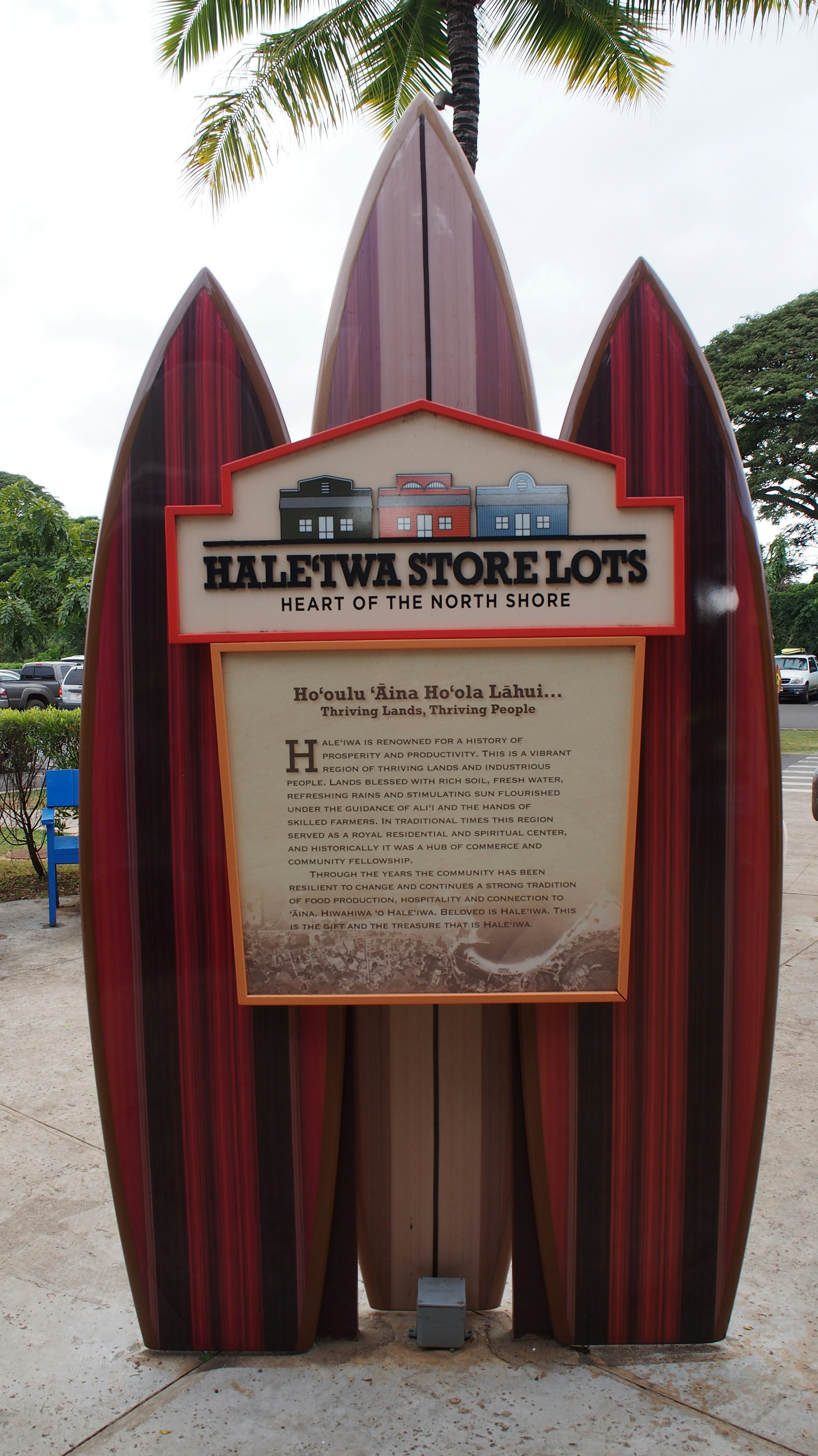 ป้าย Haleiwa Store Lots ที่มีรูปทรงเหมือนกระดานโต้คลื่น