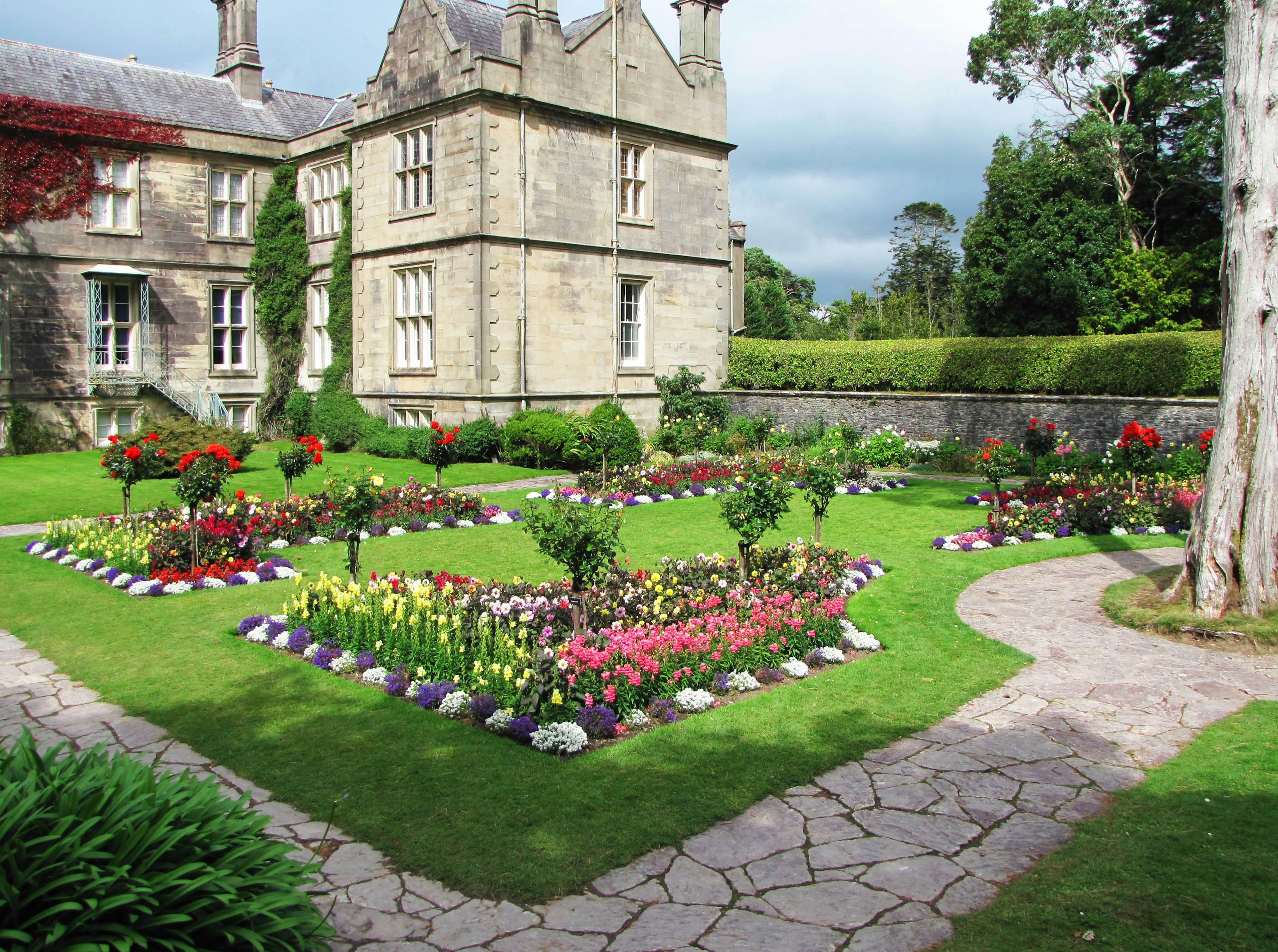 Historisches Gebäude mit einem schönen Garten mit bunten Blumen