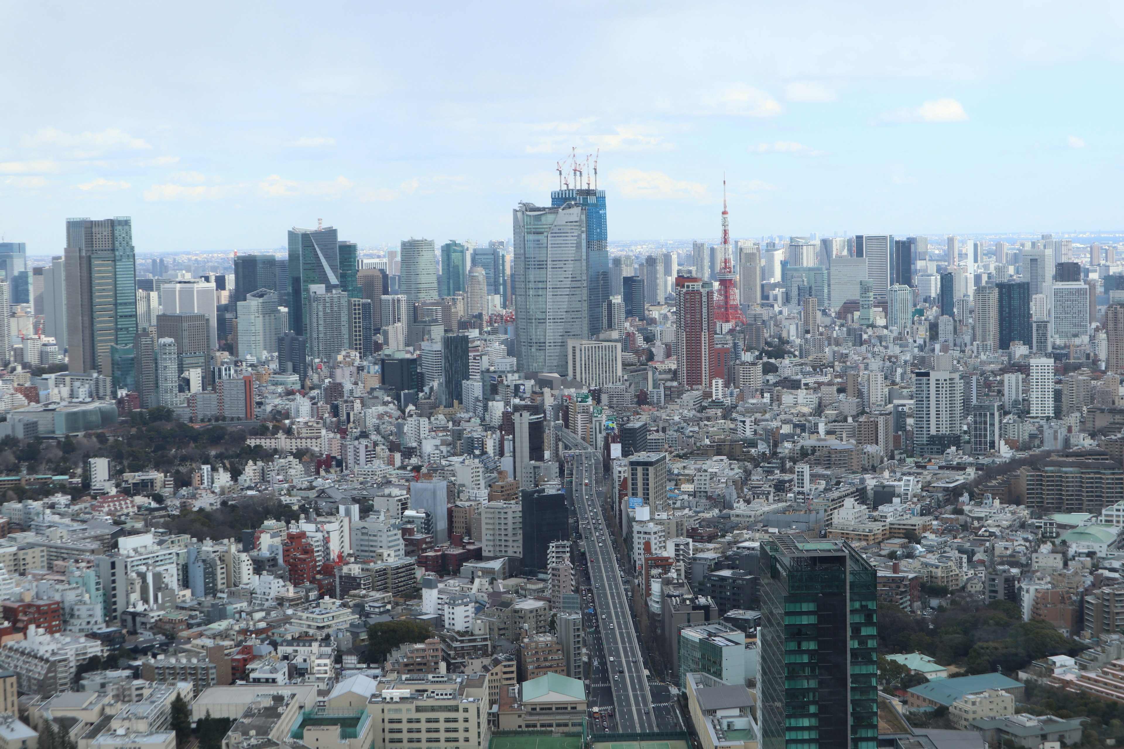 Pemandangan kota Tokyo dengan gedung pencakar langit dan rel kereta yang terlihat