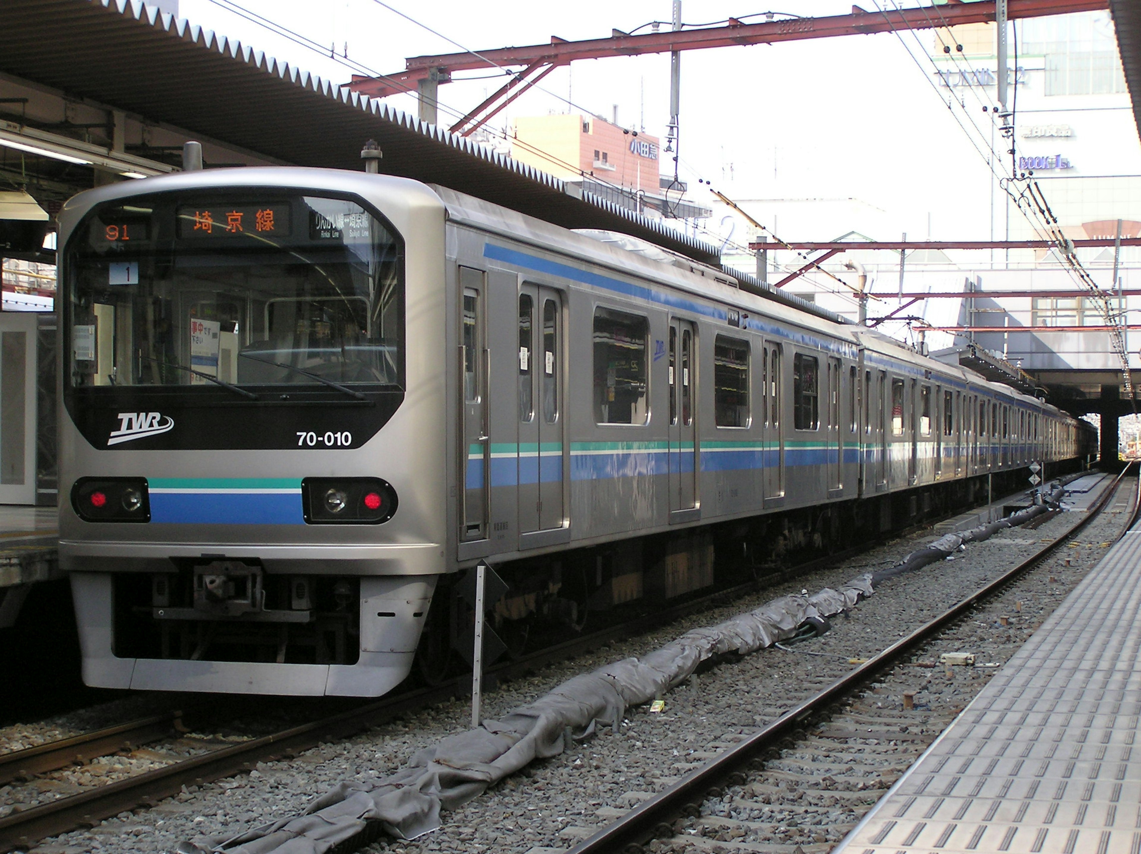 Train argenté garé dans une gare