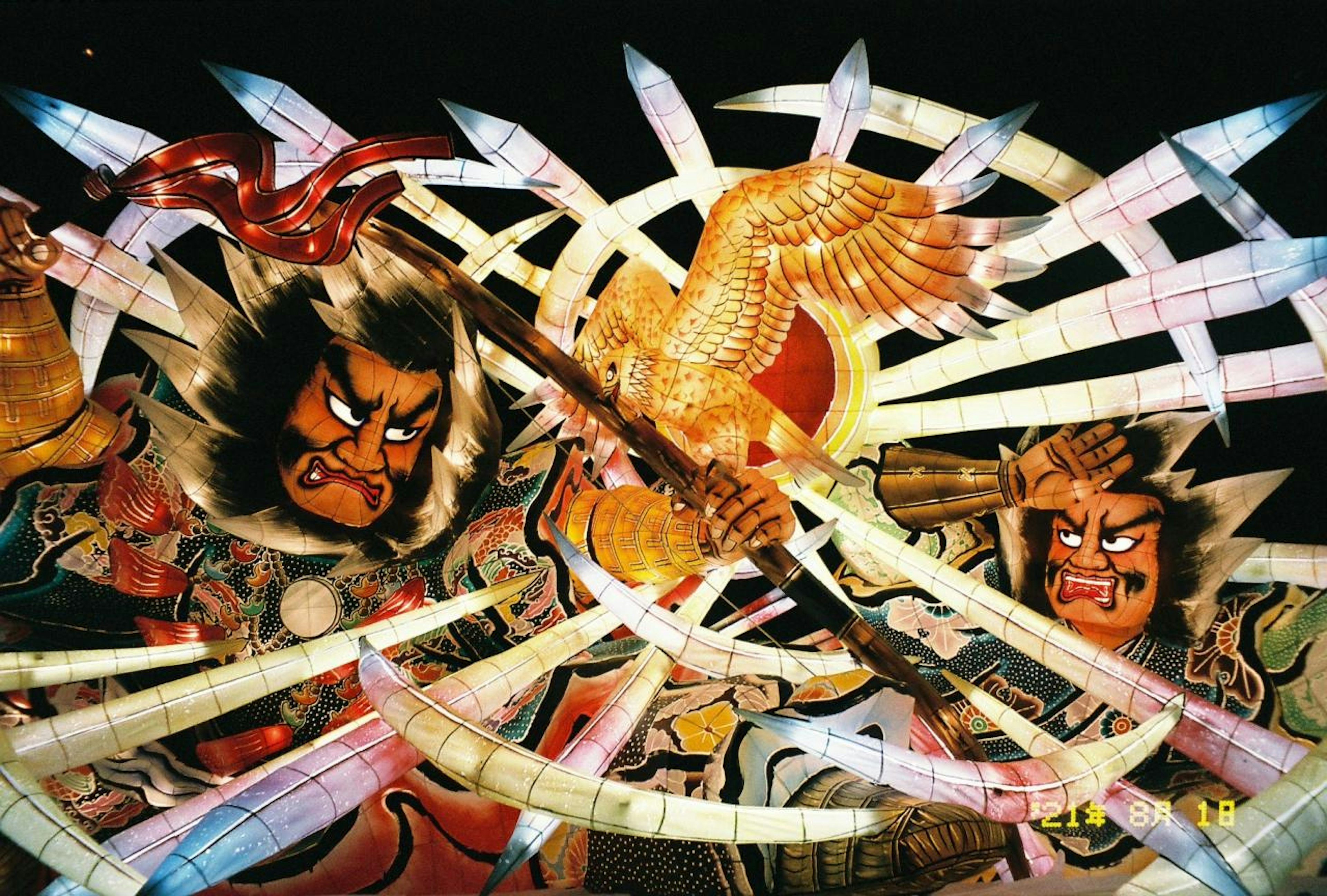 Zwei lebendige Laternen des Nebuta-Festivals in Aomori, die Krieger im Kampf darstellen