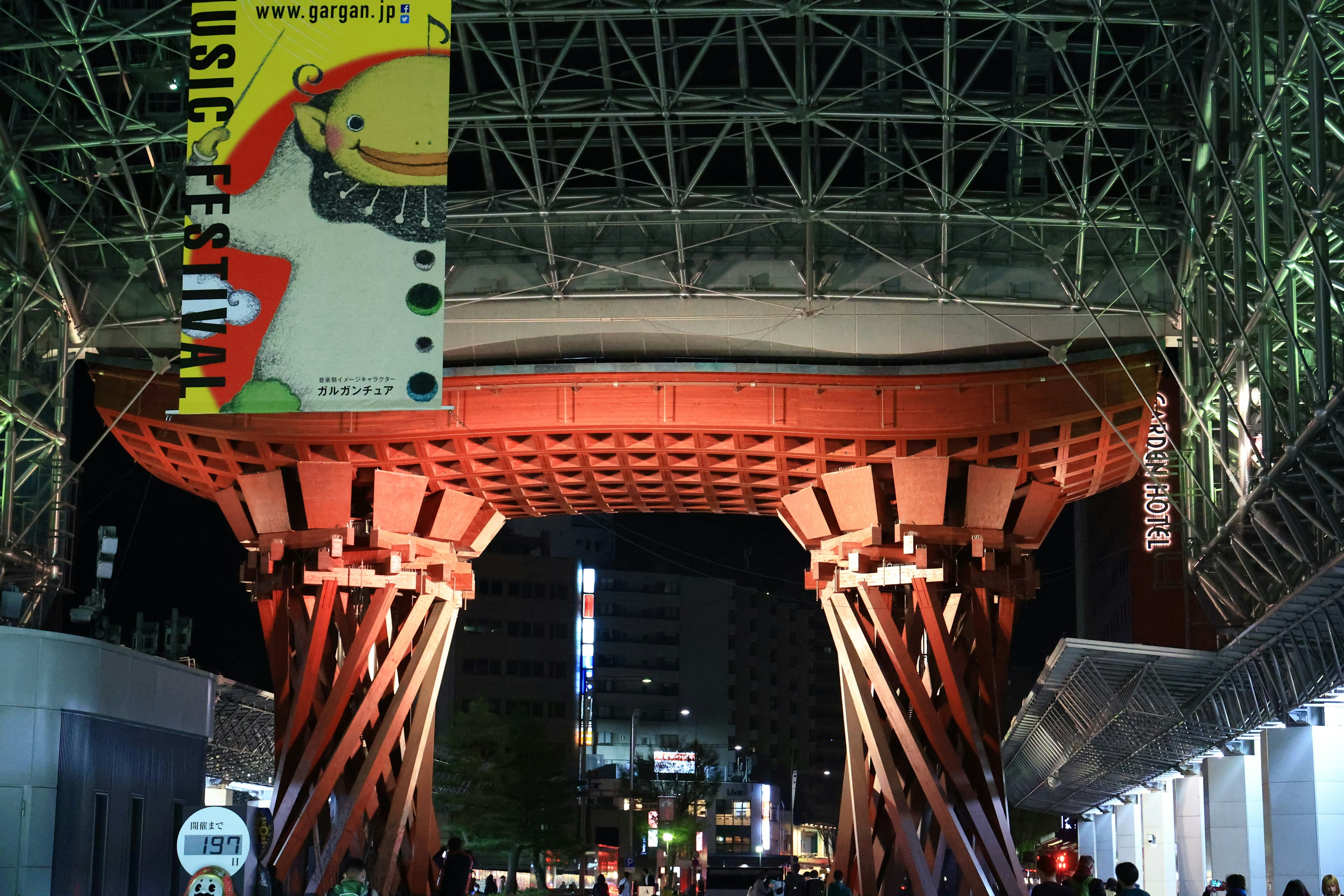 Große rote Stützen und moderne Architektur am Bahnhof Nagoya bei Nacht