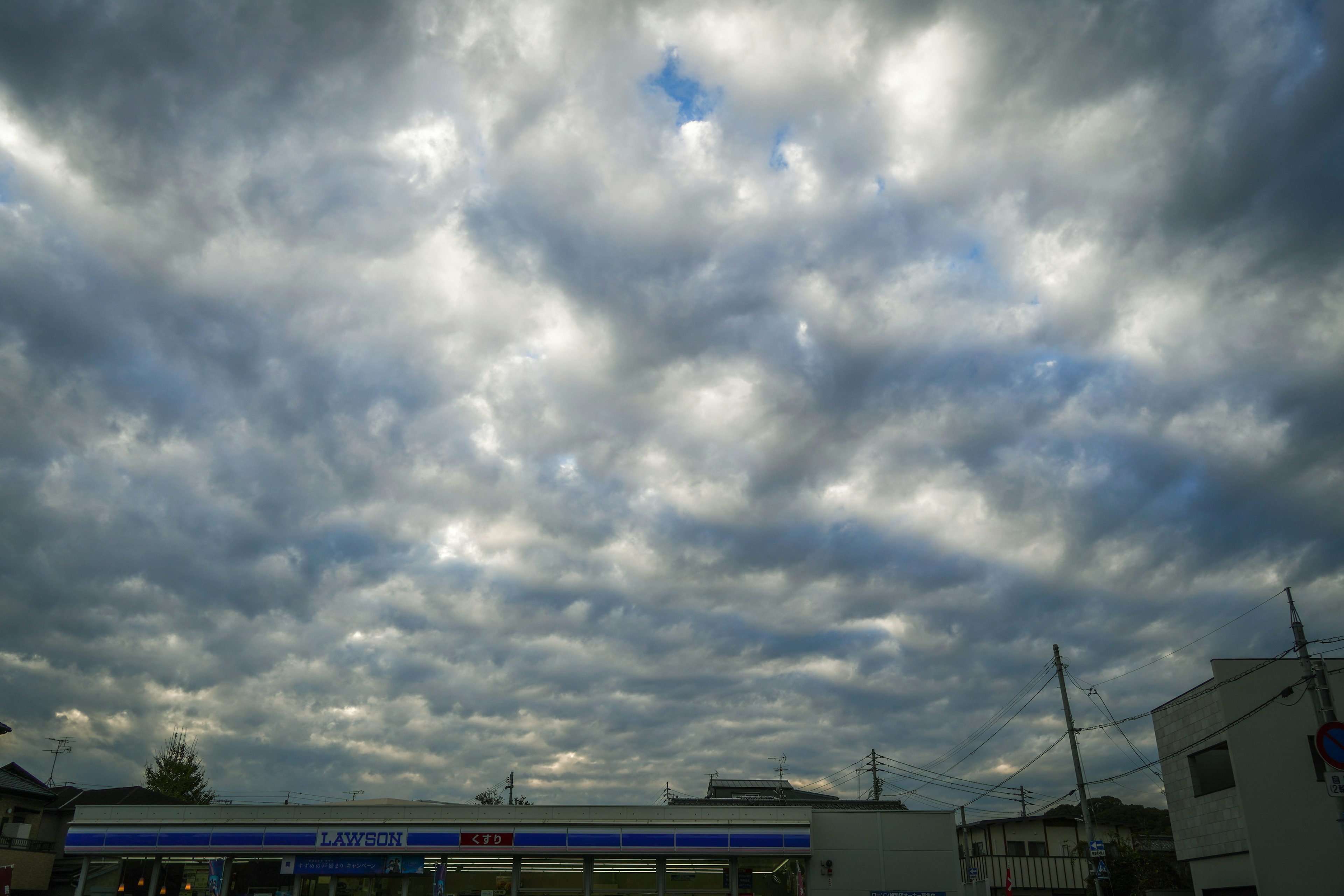 Cielo nublado con nubes grises sobre edificios