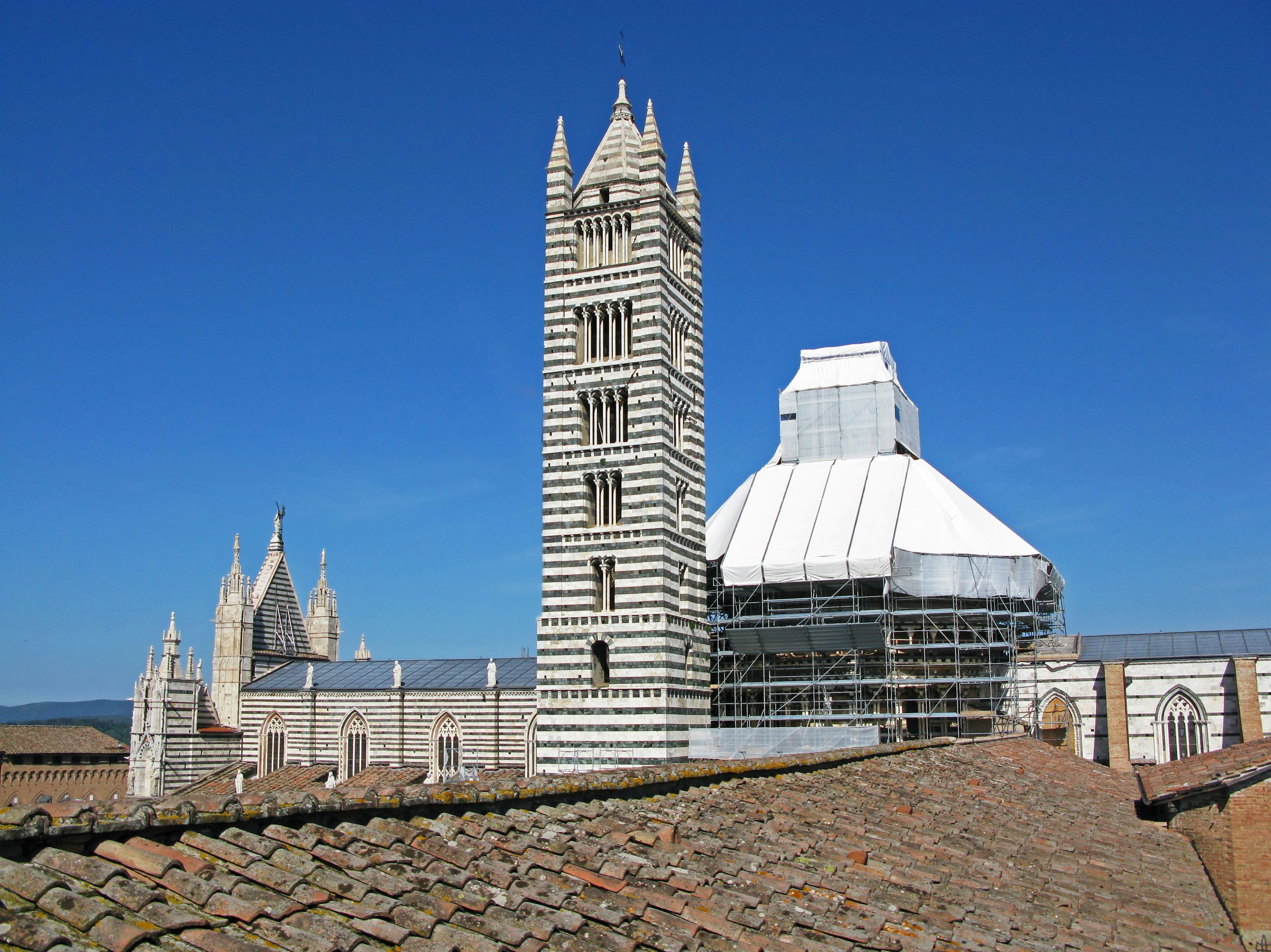 Vista de la torre de la catedral de Siena y el techo en restauración