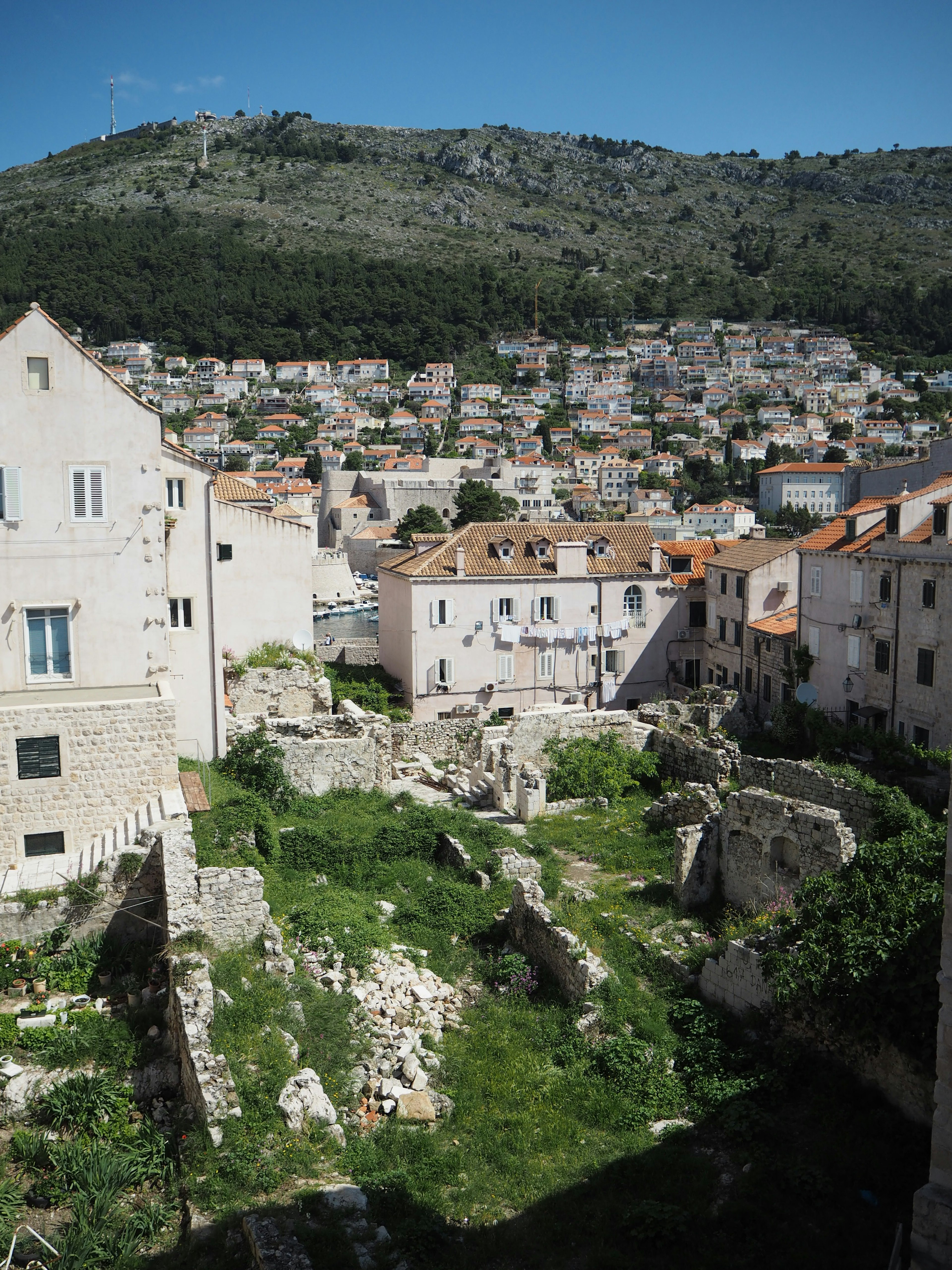 Paisaje con ruinas antiguas y edificios circundantes