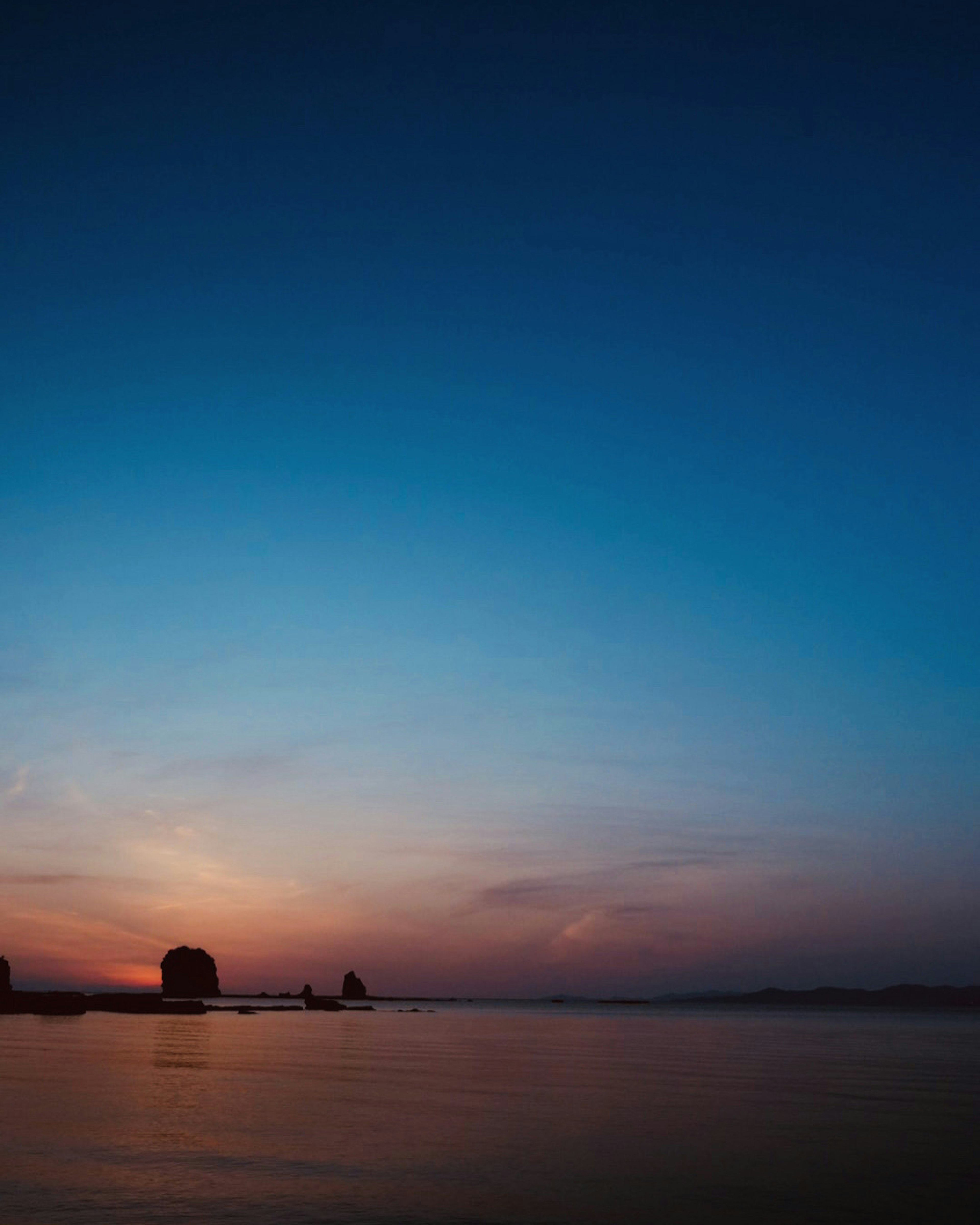 Bellissimo paesaggio marittimo con cielo blu e tramonto arancione