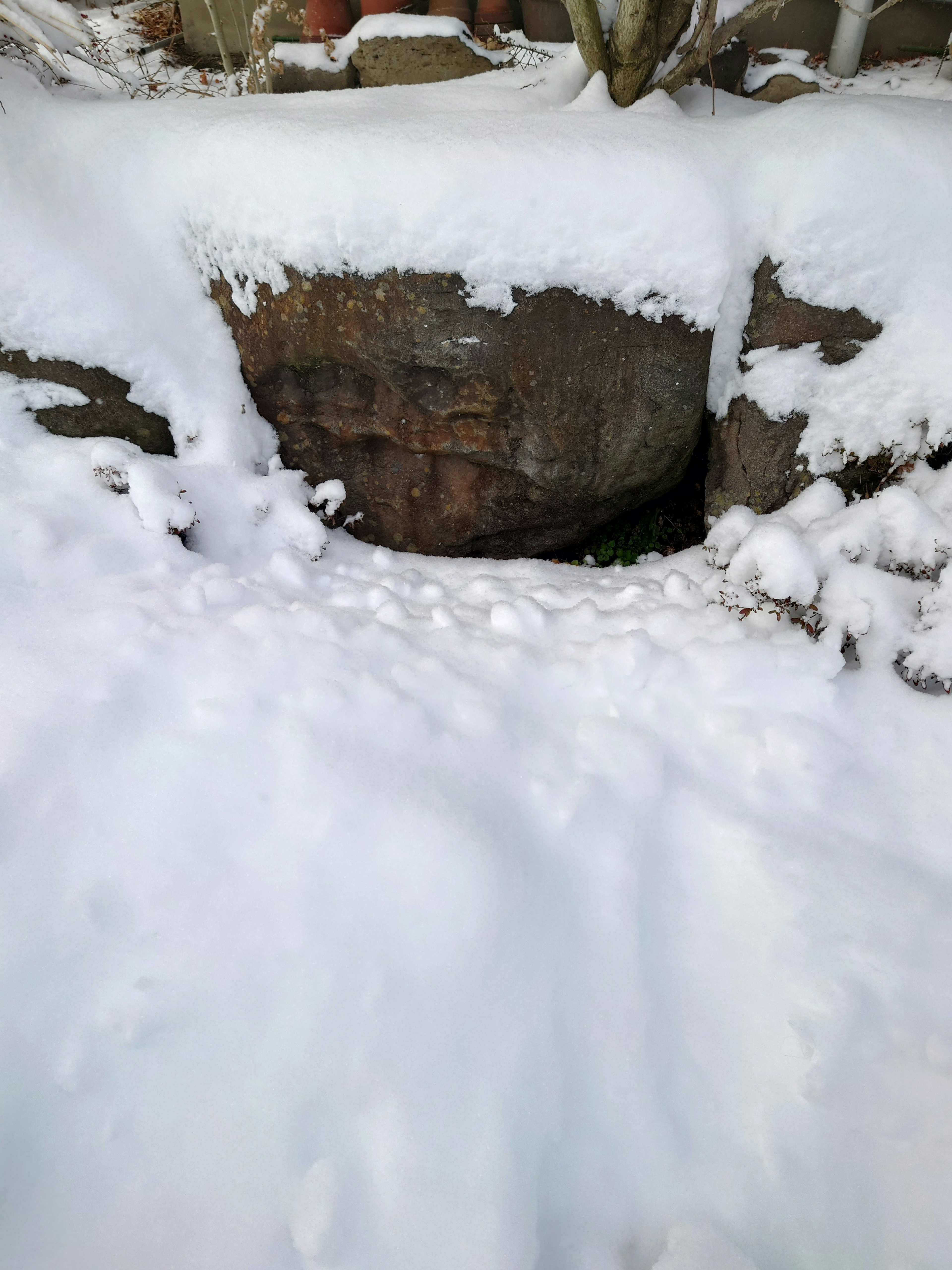 Spalte zwischen Felsen, bedeckt mit Schnee