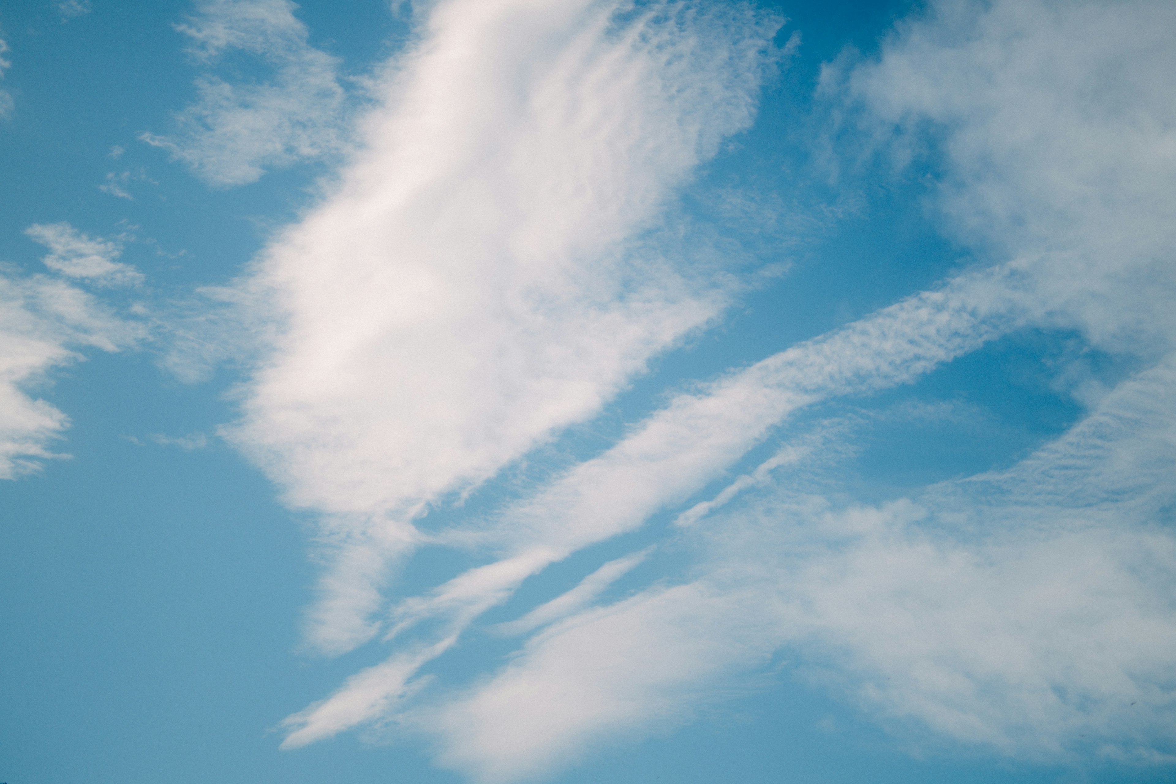 青空に広がる白い雲の流れ