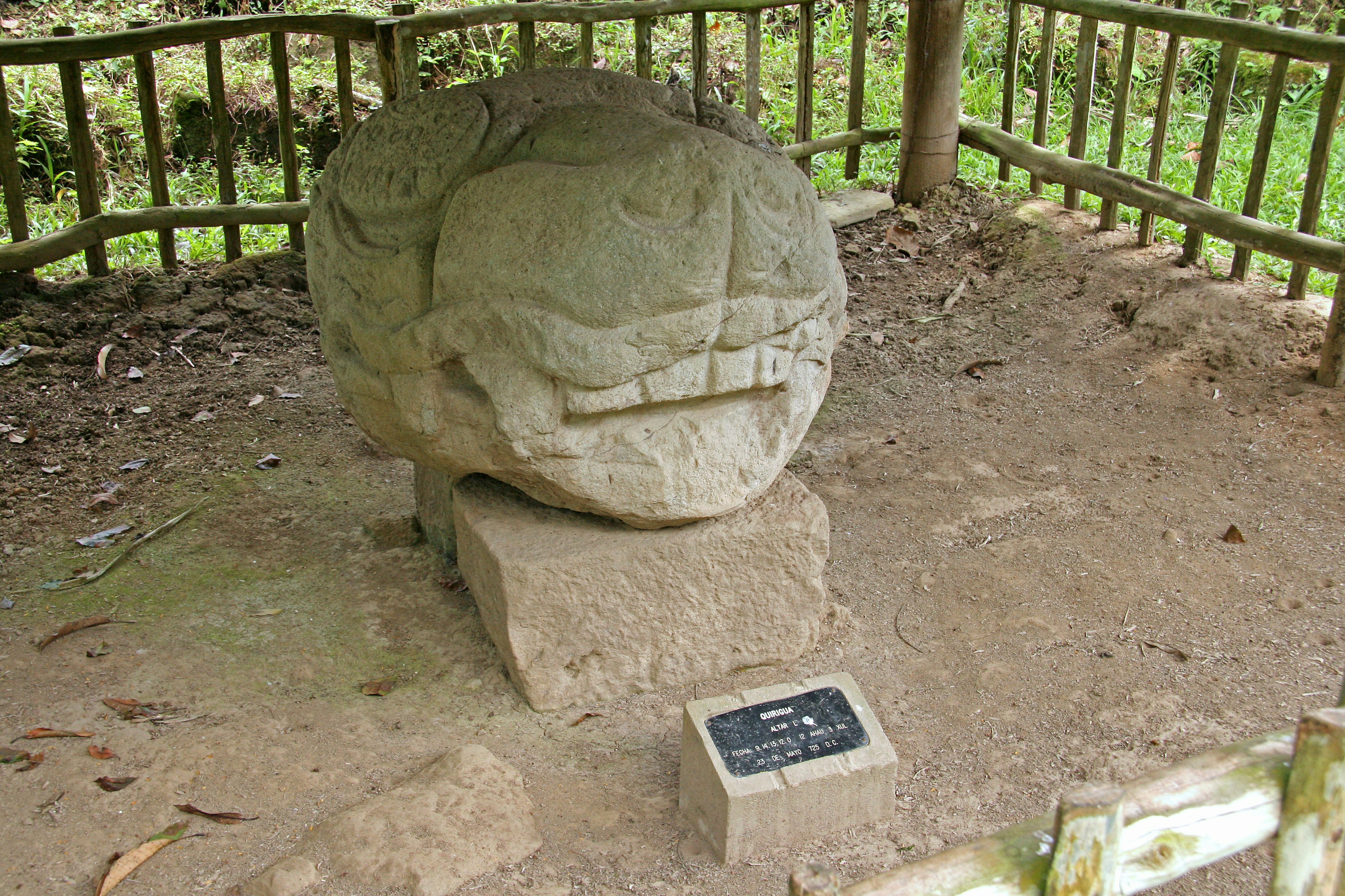 Steinskulptur einer Schildkröte in einem eingezäunten Bereich