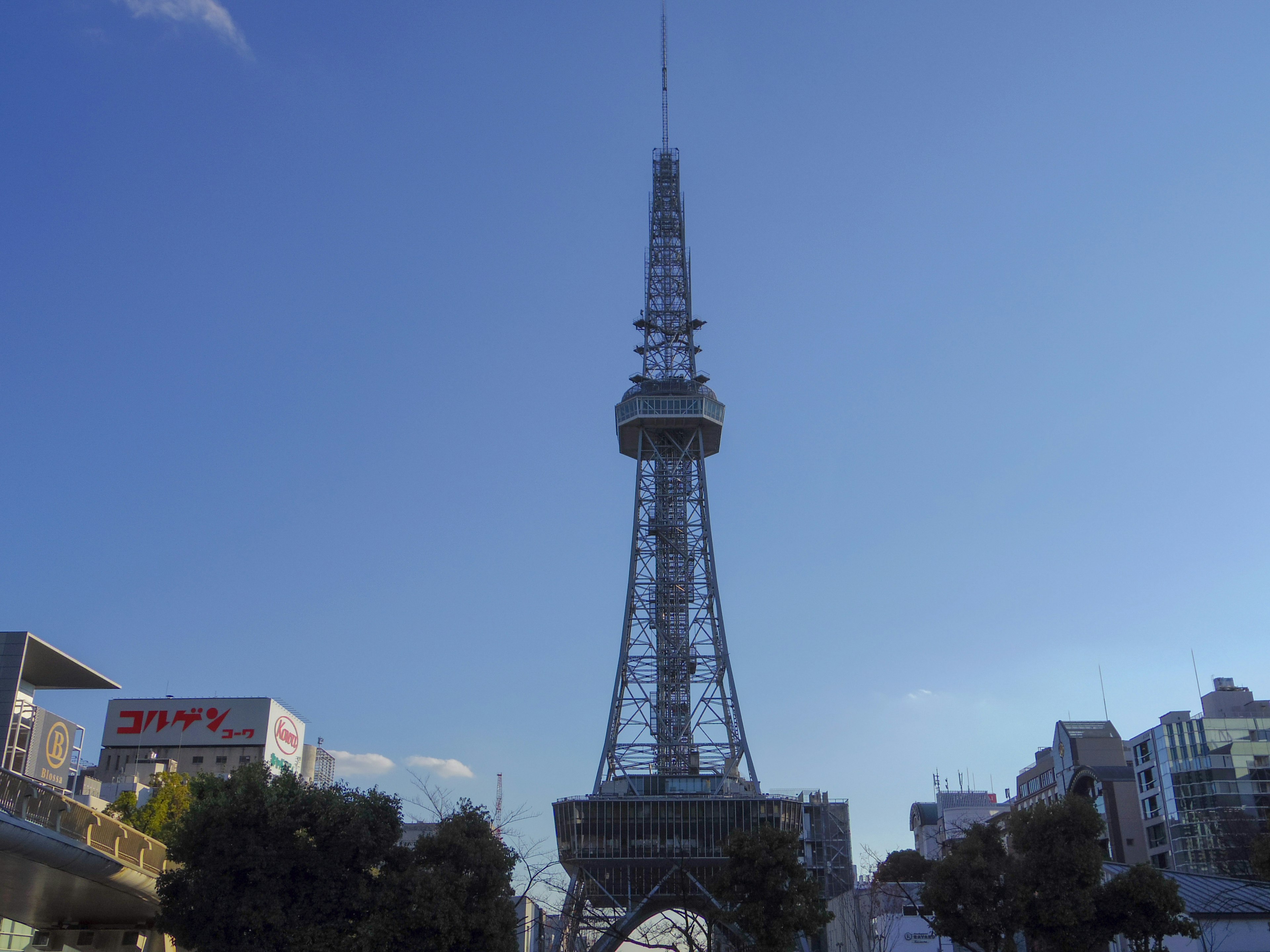 Torre de televisión de Nagoya bajo un cielo azul claro