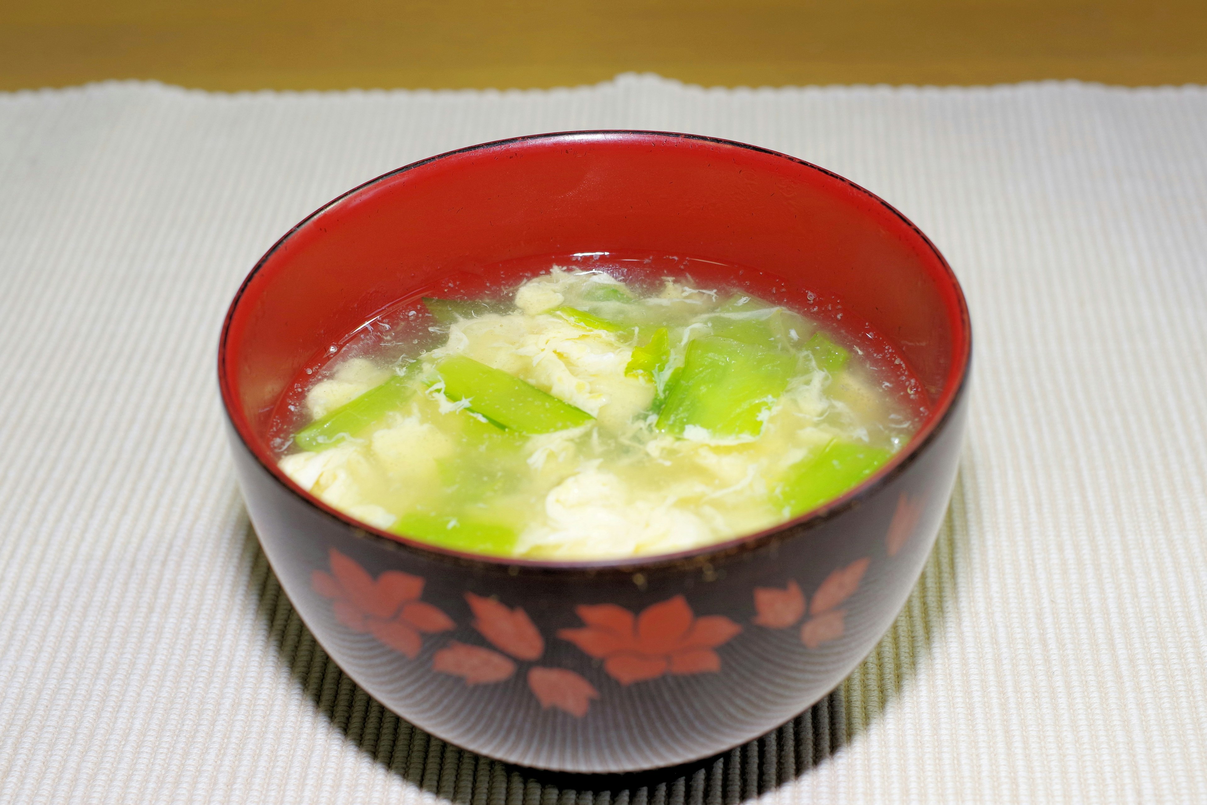 Tofu- und Gemüsesuppe in einer roten Schüssel