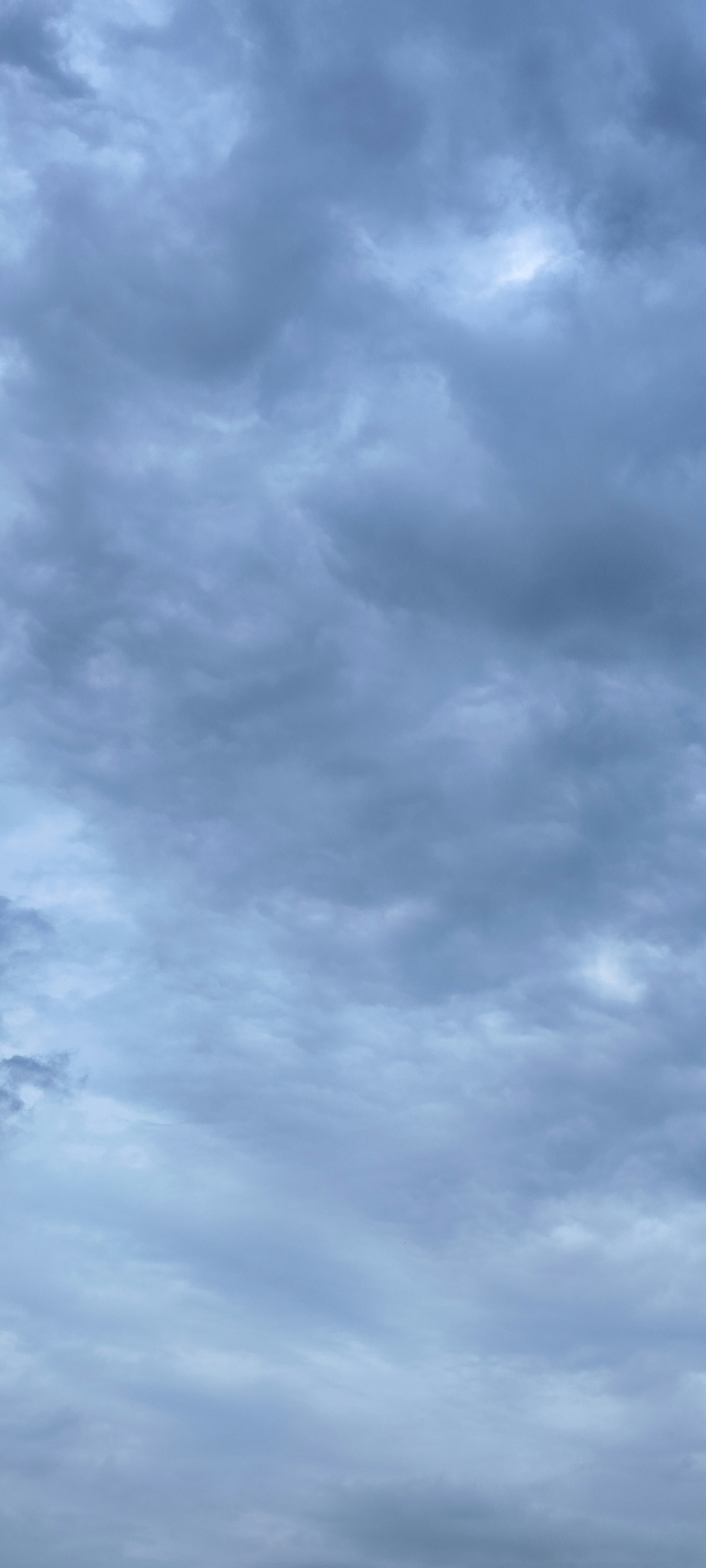 Pemandangan awan yang membentang di langit biru