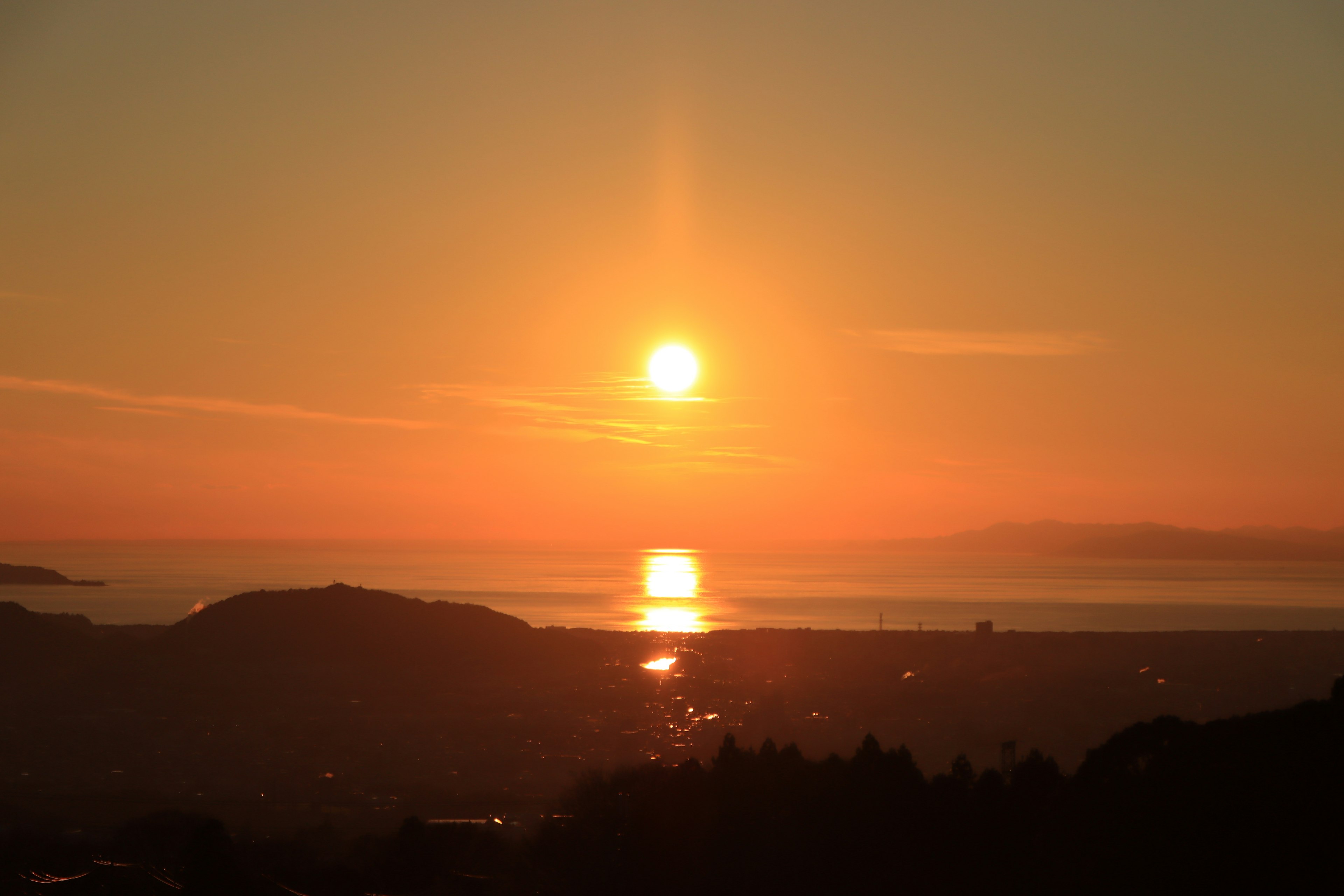 美しい夕日が海に沈む風景