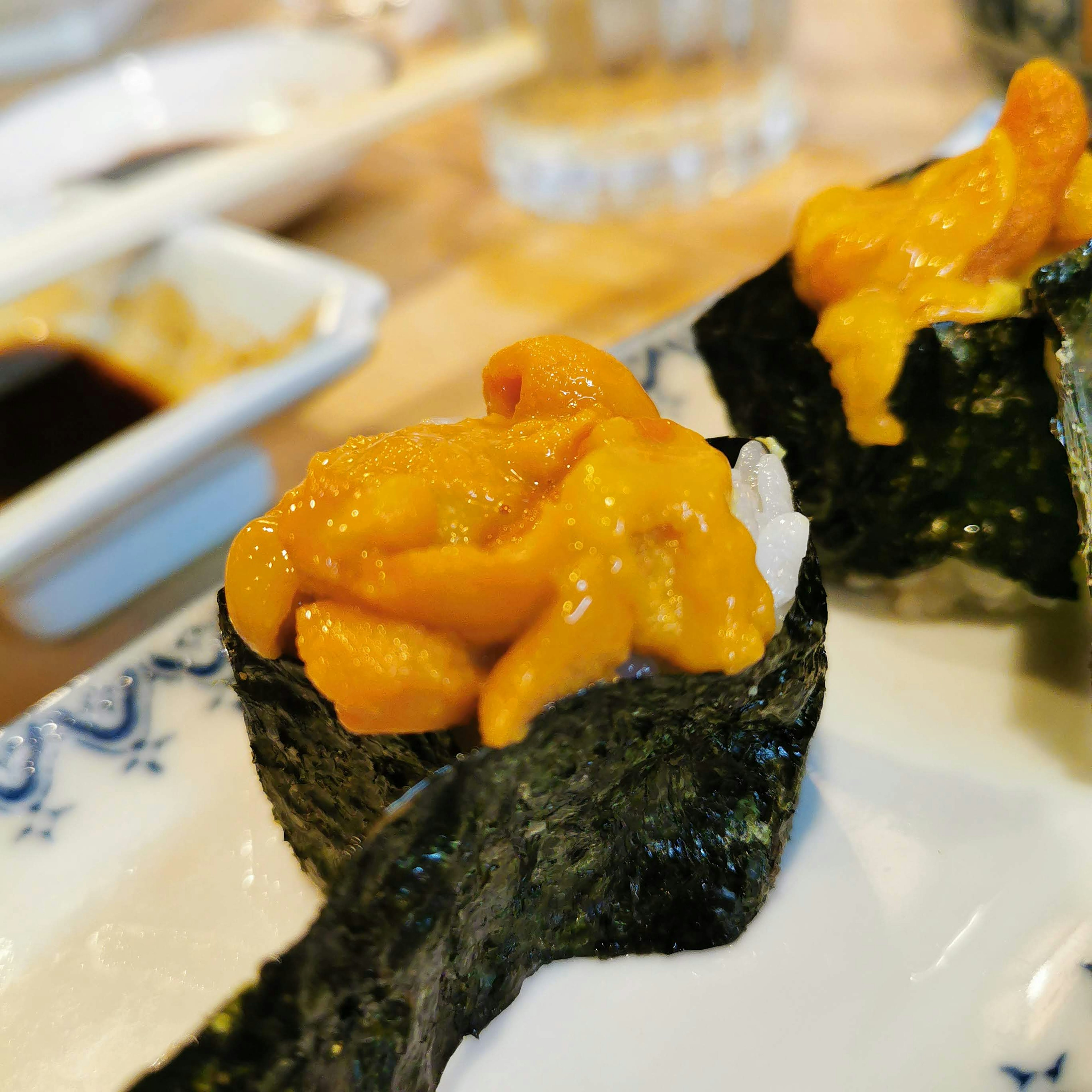 Nahaufnahme von Seeigel-Sushi, eingewickelt in Nori