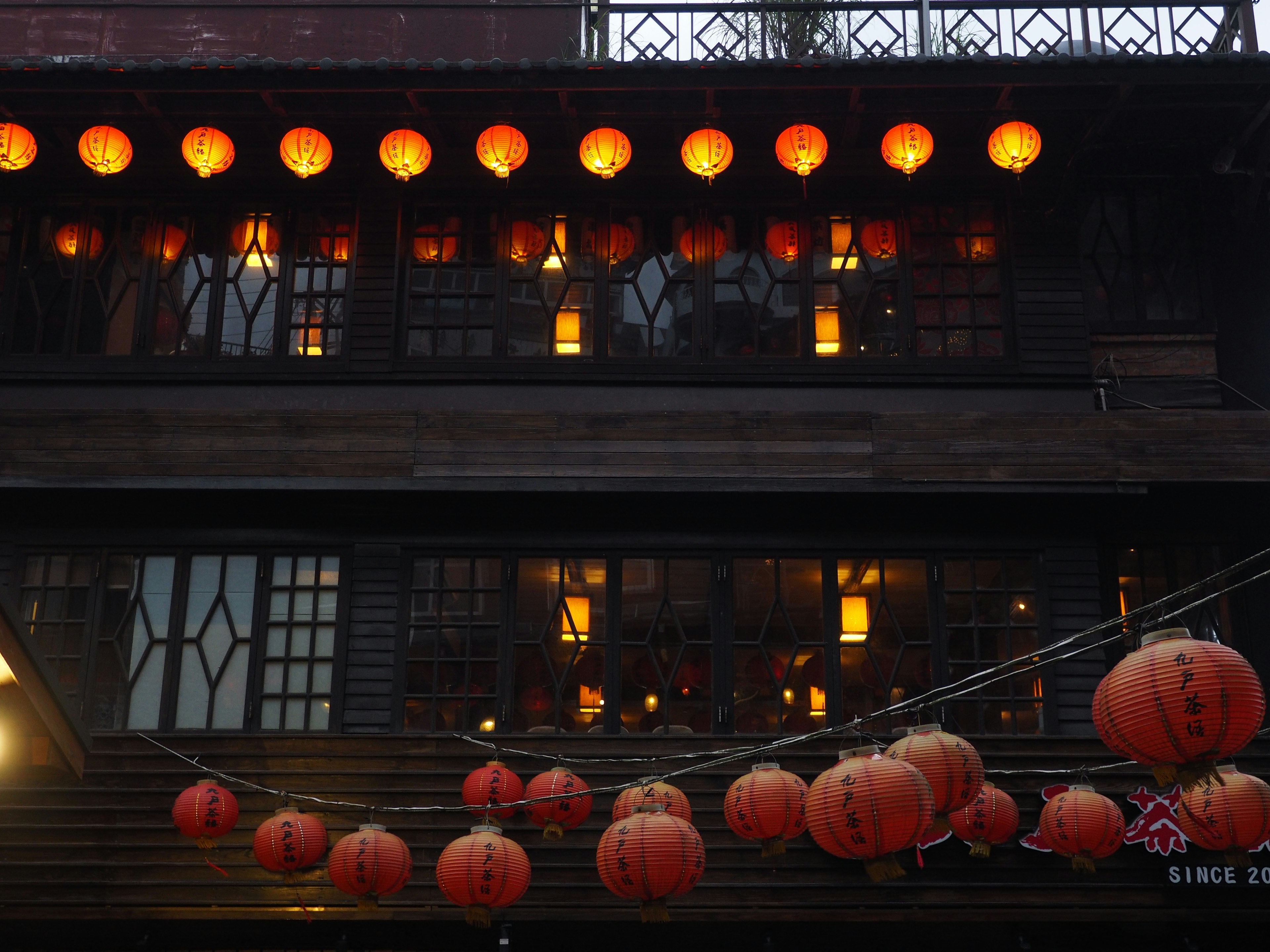 Fachada de un edificio tradicional con faroles rojos colgando